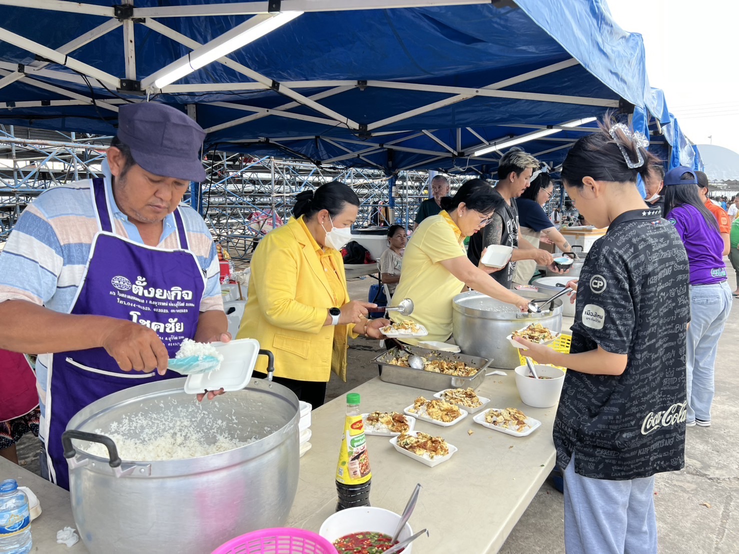🔆พช.บุรีรัมย์🔆 GROWTH TEAM BURIRAM สร้างสรรค์ สร้างสุข : ผู้ตรวจราชการกรมการพัฒนาชุมชน “รุดเยี่ยม ให้กำลังใจ ผู้อพยพ” จากเหตุการณ์ การสู้รบตามแนวชายแดนอำเภอบ้านกรวดและอำเภอละหานทราย