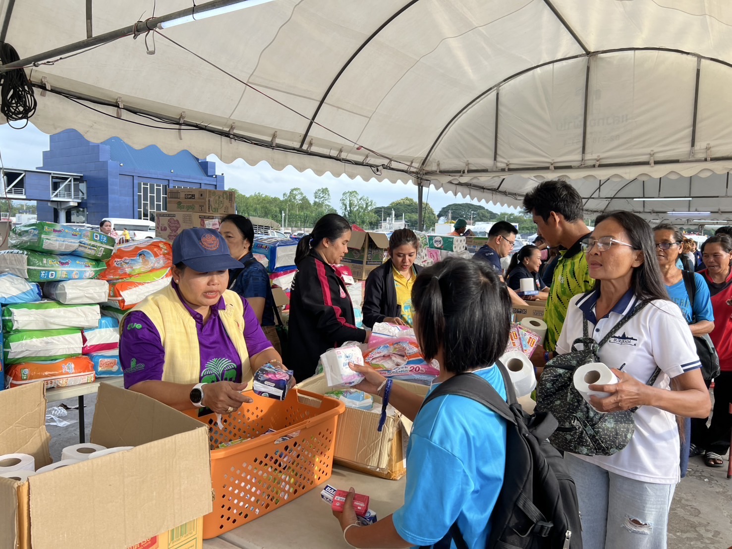 🔆พช.บุรีรัมย์🔆 GROWTH TEAM BURIRAM สร้างสรรค์ สร้างสุข : ระดมทีมร่วมช่วยเหลือพี่น้องผู้ได้รับผลกระทบจากเหตุการณ์ การสู้รบตามแนวชายแดนอำเภอบ้านกรวดและอำเภอละหานทราย (วันที่3)