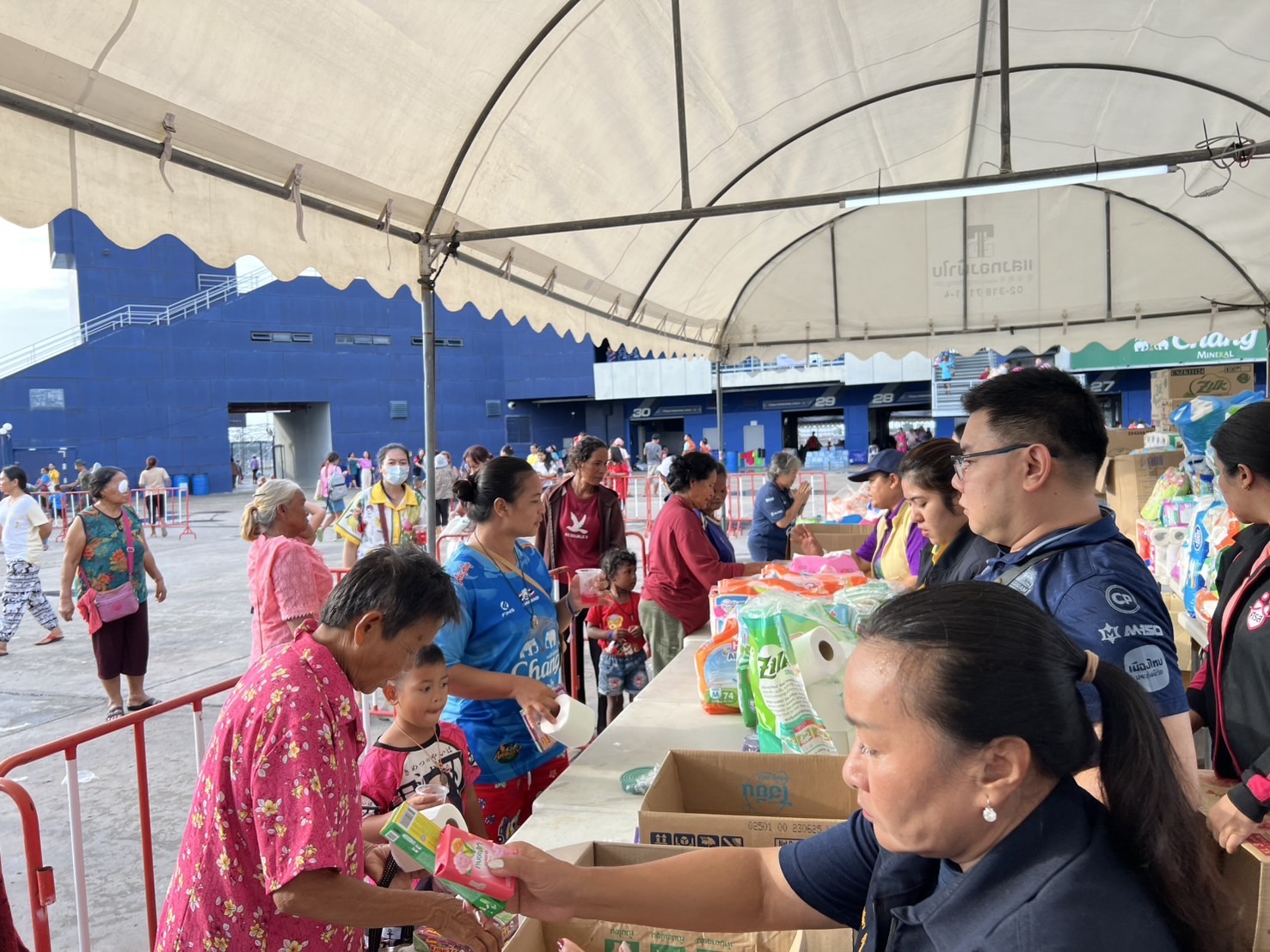 🔆พช.บุรีรัมย์🔆 GROWTH TEAM BURIRAM สร้างสรรค์ สร้างสุข : ระดมทีมร่วมช่วยเหลือพี่น้องผู้ได้รับผลกระทบจากเหตุการณ์ การสู้รบตามแนวชายแดนอำเภอบ้านกรวดและอำเภอละหานทราย (วันที่3)