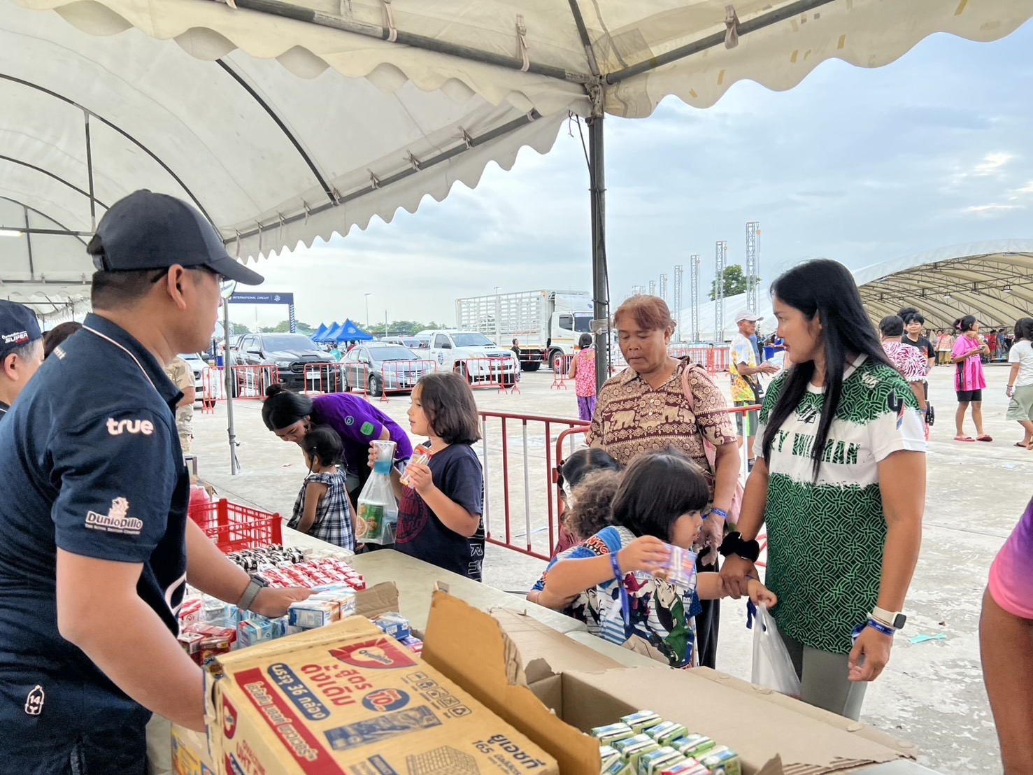 🔆พช.บุรีรัมย์🔆 GROWTH TEAM BURIRAM สร้างสรรค์ สร้างสุข : ระดมทีมร่วมช่วยเหลือพี่น้องผู้ได้รับผลกระทบจากเหตุการณ์ การสู้รบตามแนวชายแดนอำเภอบ้านกรวดและอำเภอละหานทราย (วันที่3)
