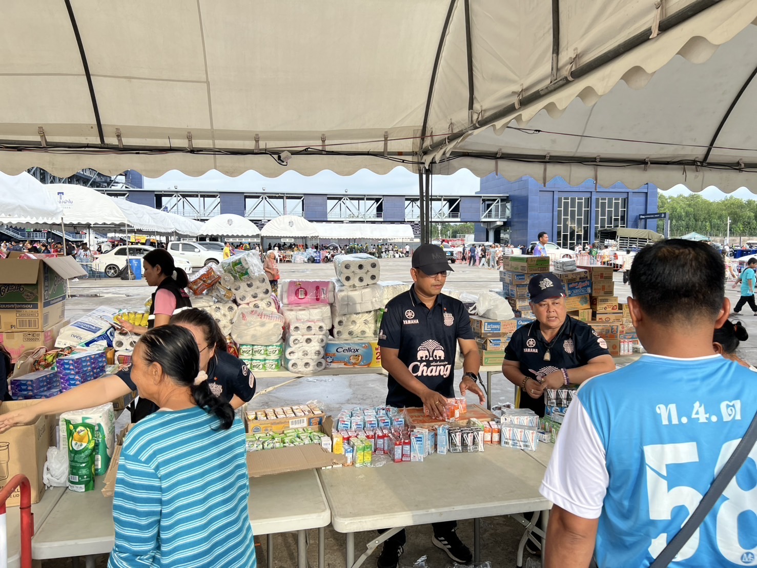 🔆พช.บุรีรัมย์🔆 GROWTH TEAM BURIRAM สร้างสรรค์ สร้างสุข : ระดมทีมร่วมช่วยเหลือพี่น้องผู้ได้รับผลกระทบจากเหตุการณ์ การสู้รบตามแนวชายแดนอำเภอบ้านกรวดและอำเภอละหานทราย (วันที่3)
