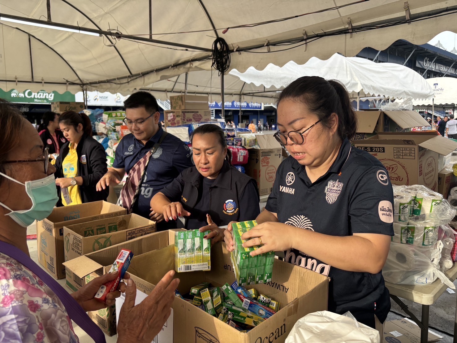 🔆พช.บุรีรัมย์🔆 GROWTH TEAM BURIRAM สร้างสรรค์ สร้างสุข : ระดมทีมร่วมช่วยเหลือพี่น้องผู้ได้รับผลกระทบจากเหตุการณ์ การสู้รบตามแนวชายแดนอำเภอบ้านกรวดและอำเภอละหานทราย (วันที่3)
