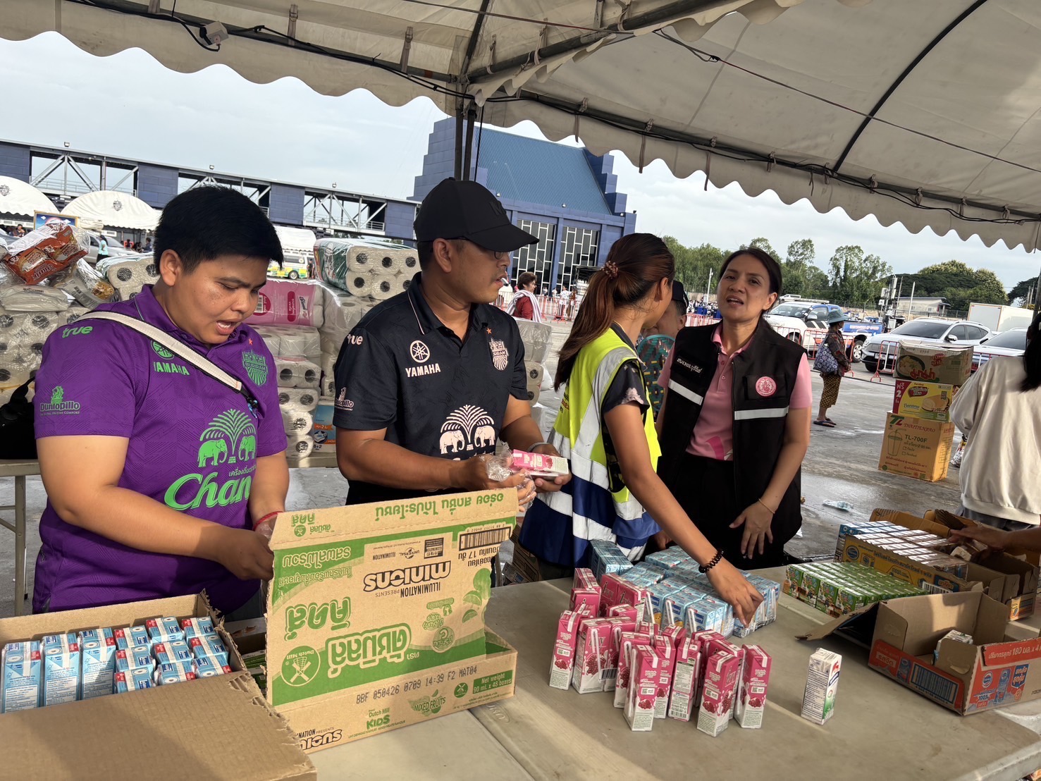 🔆พช.บุรีรัมย์🔆 GROWTH TEAM BURIRAM สร้างสรรค์ สร้างสุข : ระดมทีมร่วมช่วยเหลือพี่น้องผู้ได้รับผลกระทบจากเหตุการณ์ การสู้รบตามแนวชายแดนอำเภอบ้านกรวดและอำเภอละหานทราย (วันที่3)