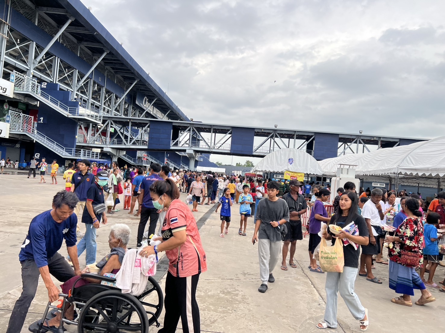 🔆พช.บุรีรัมย์🔆 GROWTH TEAM BURIRAM สร้างสรรค์ สร้างสุข : ระดมทีมร่วมช่วยเหลือพี่น้องผู้ได้รับผลกระทบจากเหตุการณ์ การสู้รบตามแนวชายแดนอำเภอบ้านกรวดและอำเภอละหานทราย (วันที่3)
