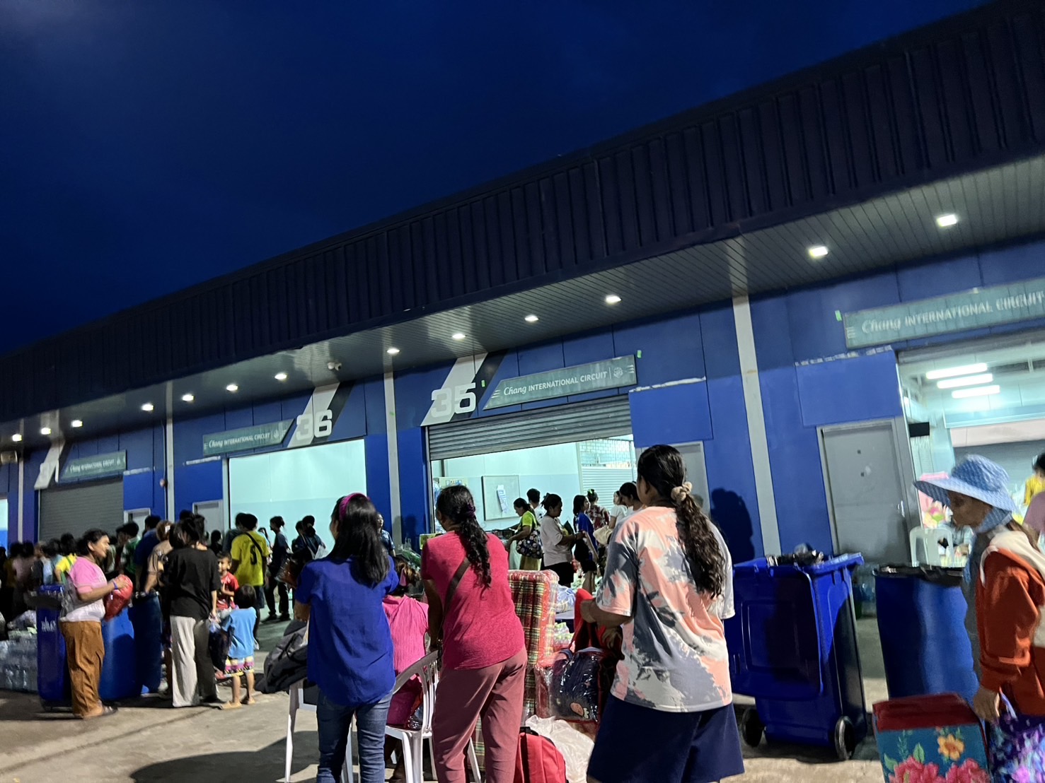 🔆พช.บุรีรัมย์🔆 GROWTH TEAM BURIRAM สร้างสรรค์ สร้างสุข : ระดมทีมร่วมช่วยเหลือพี่น้องผู้ได้รับผลกระทบจากเหตุการณ์ การสู้รบตามแนวชายแดนอำเภอบ้านกรวดและอำเภอละหานทราย (วันที่3)