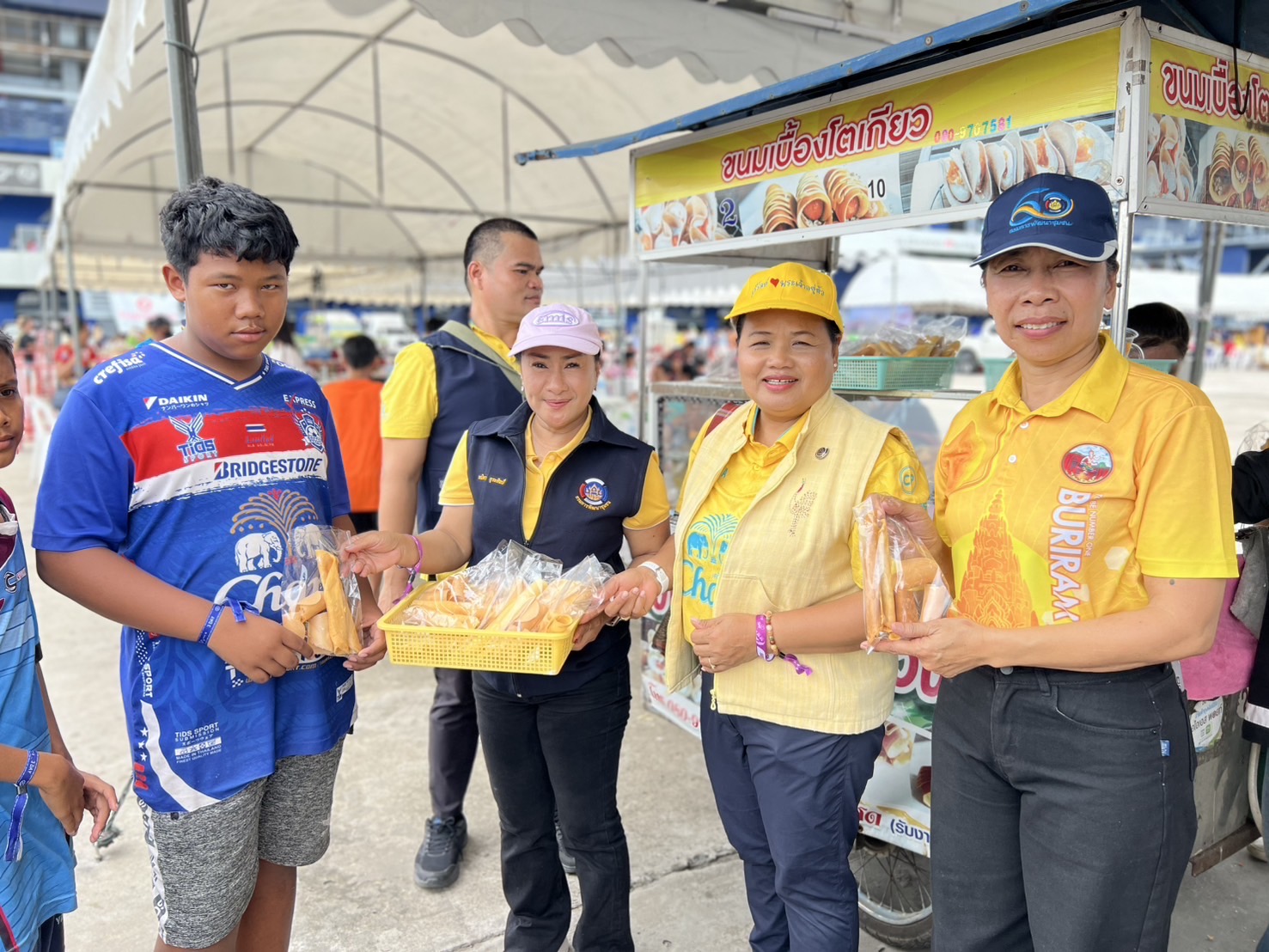 🔆พช.บุรีรัมย์🔆 GROWTH TEAM BURIRAM สร้างสรรค์ สร้างสุข : ระดมทีมร่วมช่วยเหลือพี่น้องผู้ได้รับผลกระทบจากเหตุการณ์ การสู้รบตามแนวชายแดนอำเภอบ้านกรวดและอำเภอละหานทราย (วันที่5)