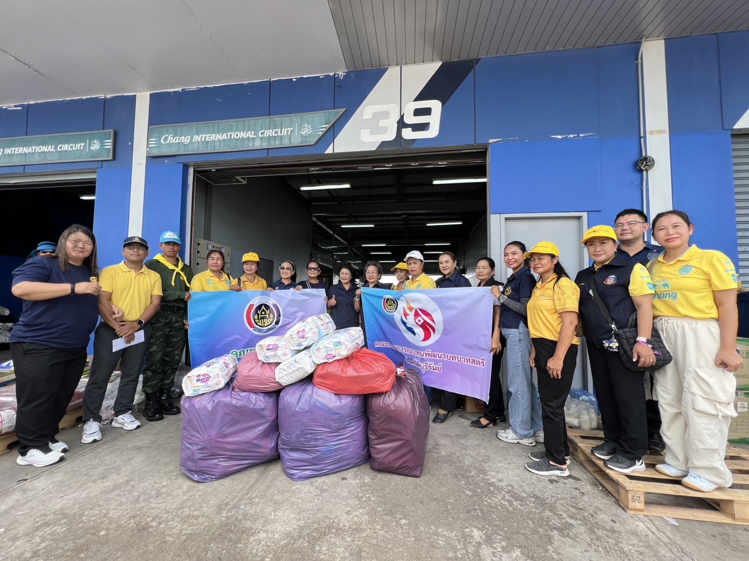 🔆พช.บุรีรัมย์🔆 GROWTH TEAM BURIRAM สร้างสรรค์ สร้างสุข : ระดมทีมร่วมช่วยเหลือพี่น้องผู้ได้รับผลกระทบจากเหตุการณ์ การสู้รบตามแนวชายแดนอำเภอบ้านกรวดและอำเภอละหานทราย (วันที่6)