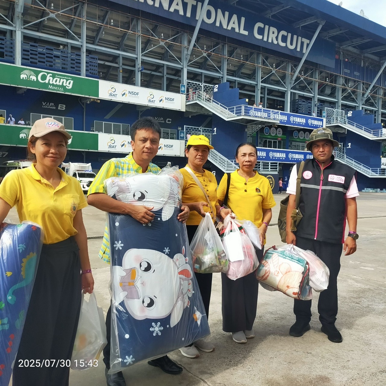 🔆พช.บุรีรัมย์🔆 GROWTH TEAM BURIRAM สร้างสรรค์ สร้างสุข : ระดมทีมร่วมช่วยเหลือพี่น้องผู้ได้รับผลกระทบจากเหตุการณ์ การสู้รบตามแนวชายแดนอำเภอบ้านกรวดและอำเภอละหานทราย (วันที่7)