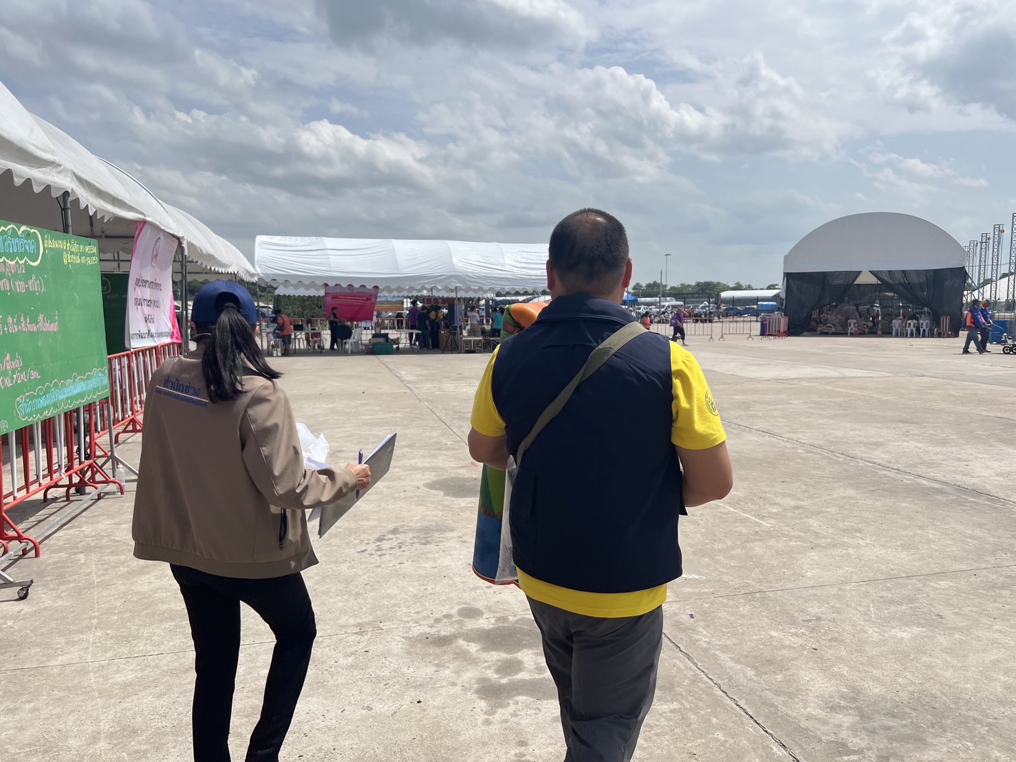 🔆พช.บุรีรัมย์🔆 GROWTH TEAM BURIRAM สร้างสรรค์ สร้างสุข : ระดมทีมร่วมช่วยเหลือพี่น้องผู้ได้รับผลกระทบจากเหตุการณ์ การสู้รบตามแนวชายแดนอำเภอบ้านกรวดและอำเภอละหานทราย (วันที่8)