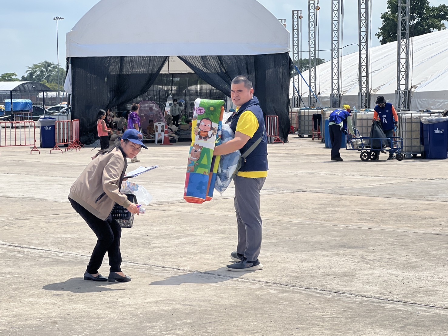 🔆พช.บุรีรัมย์🔆 GROWTH TEAM BURIRAM สร้างสรรค์ สร้างสุข : ระดมทีมร่วมช่วยเหลือพี่น้องผู้ได้รับผลกระทบจากเหตุการณ์ การสู้รบตามแนวชายแดนอำเภอบ้านกรวดและอำเภอละหานทราย (วันที่8)