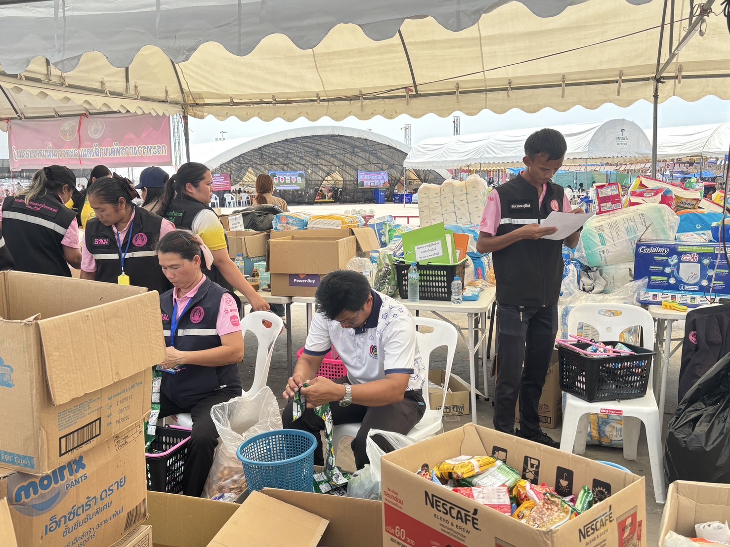 🔆พช.บุรีรัมย์🔆 GROWTH TEAM BURIRAM สร้างสรรค์ สร้างสุข : ระดมทีมร่วมช่วยเหลือพี่น้องผู้ได้รับผลกระทบจากเหตุการณ์ การสู้รบตามแนวชายแดนอำเภอบ้านกรวดและอำเภอละหานทราย (วันที่9)