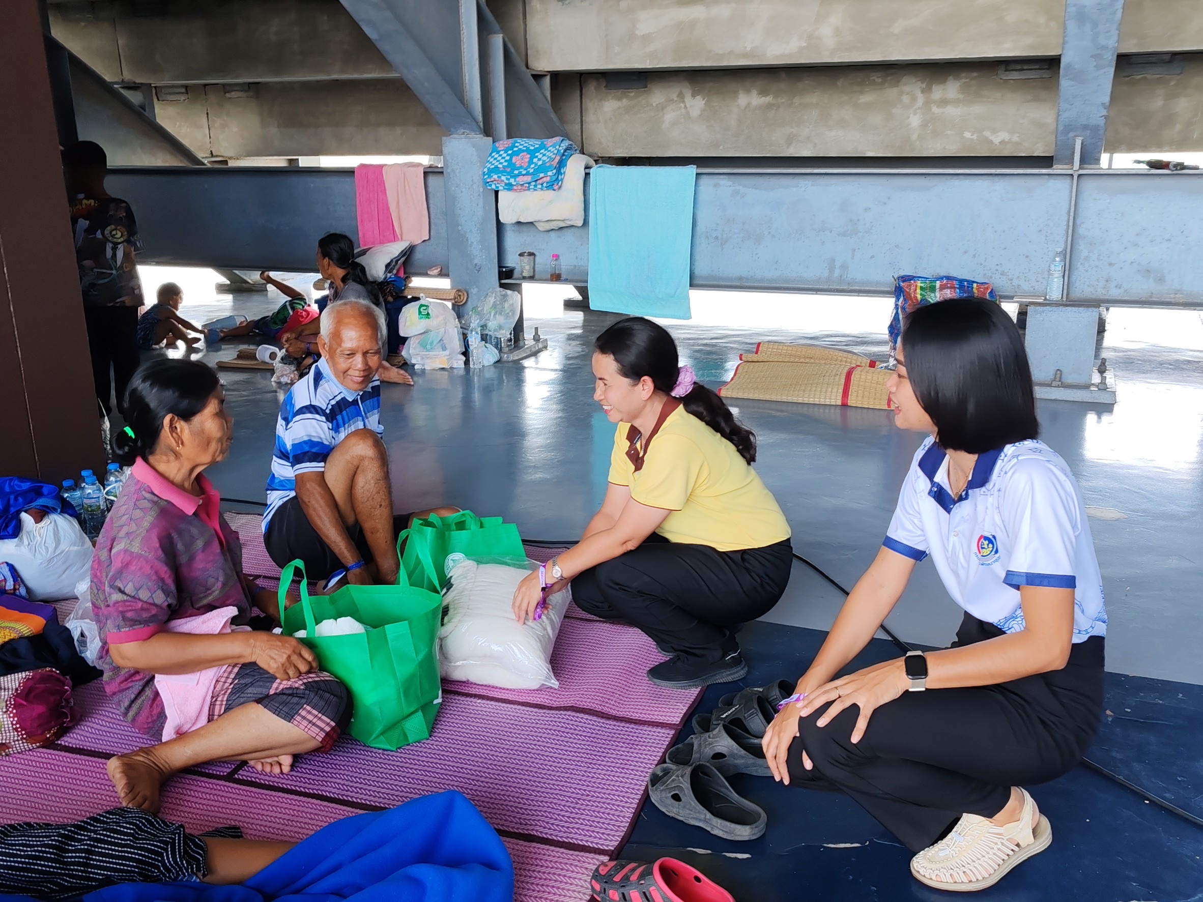 🔆พช.บุรีรัมย์🔆 GROWTH TEAM BURIRAM สร้างสรรค์ สร้างสุข : ระดมทีมร่วมช่วยเหลือพี่น้องผู้ได้รับผลกระทบจากเหตุการณ์ การสู้รบตามแนวชายแดนอำเภอบ้านกรวดและอำเภอละหานทราย (วันที่9)