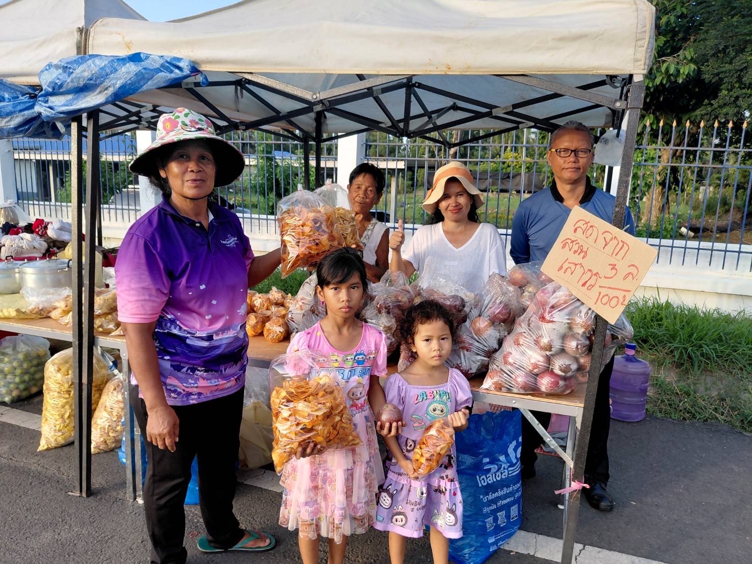 🔆พช.บุรีรัมย์🔆 GROWTH TEAM BURIRAM สร้างสรรค์ สร้างสุข : เยี่ยม ให้กำลังใจ และอุดหนุนสินค้า จากกลุ่มเกษตรกรและกลุ่มผู้ผลิตผู้ประกอบการOTOP ในพื้นที่อำเภอบ้านกรวดและอำเภอโนนดินแดง ซึ่งได้รับผลกระทบจากเหตุการณ์ การสู้รบตามแนวชายแดนอำเภอบ้านกรวดและอำเภอละหานทราย