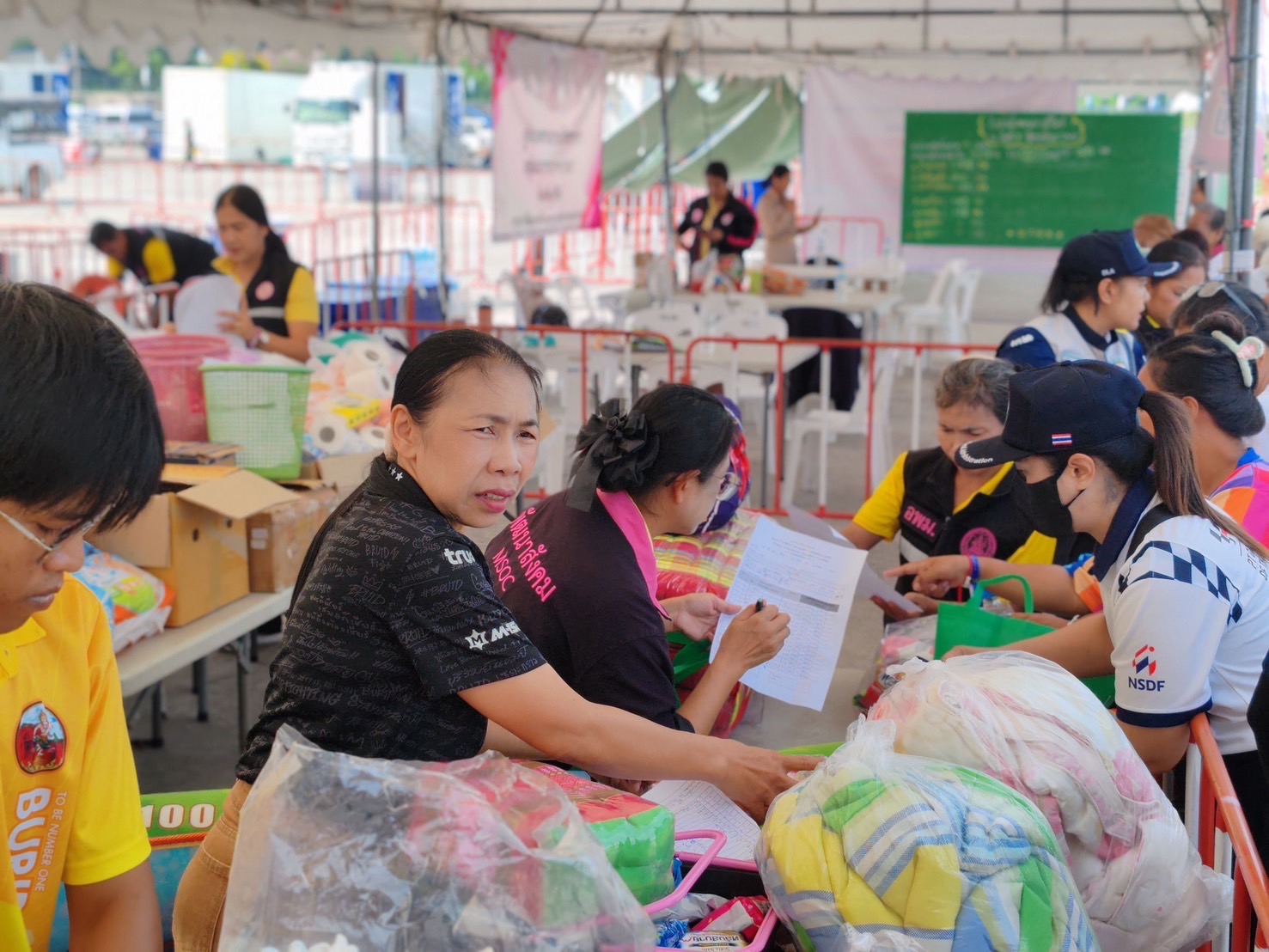 🔆พช.บุรีรัมย์🔆 GROWTH TEAM BURIRAM สร้างสรรค์ สร้างสุข : ร่วมด้วย ช่วยพี่น้องผู้ได้รับผลกระทบจากเหตุการณ์ การสู้รบตามแนวชายแดนอำเภอบ้านกรวดและอำเภอละหานทราย (วันที่11)