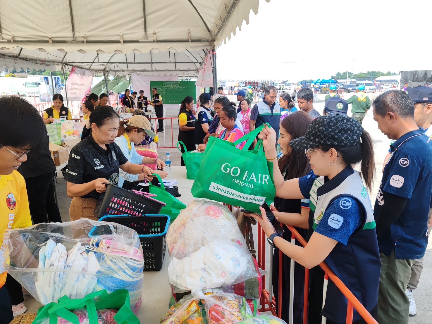 🔆พช.บุรีรัมย์🔆 GROWTH TEAM BURIRAM สร้างสรรค์ สร้างสุข : ร่วมด้วย ช่วยพี่น้องผู้ได้รับผลกระทบจากเหตุการณ์ การสู้รบตามแนวชายแดนอำเภอบ้านกรวดและอำเภอละหานทราย (วันที่11)