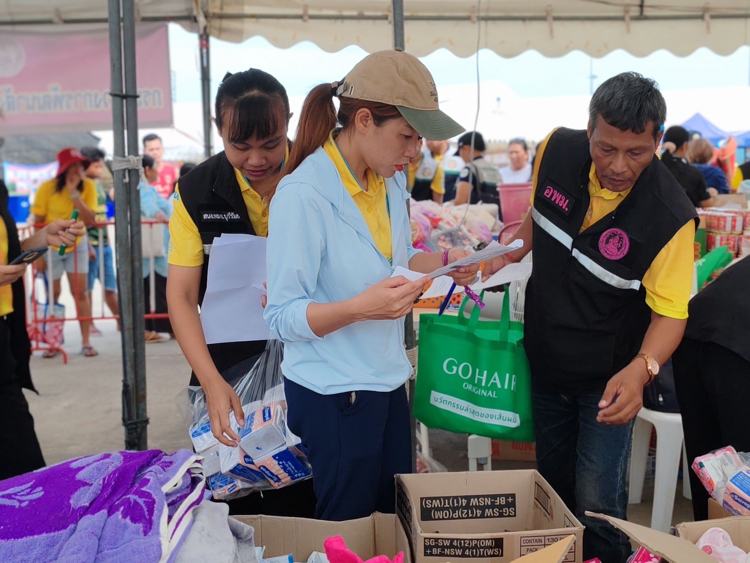 🔆พช.บุรีรัมย์🔆 GROWTH TEAM BURIRAM สร้างสรรค์ สร้างสุข : ร่วมด้วย ช่วยพี่น้องผู้ได้รับผลกระทบจากเหตุการณ์ การสู้รบตามแนวชายแดนอำเภอบ้านกรวดและอำเภอละหานทราย (วันที่11)