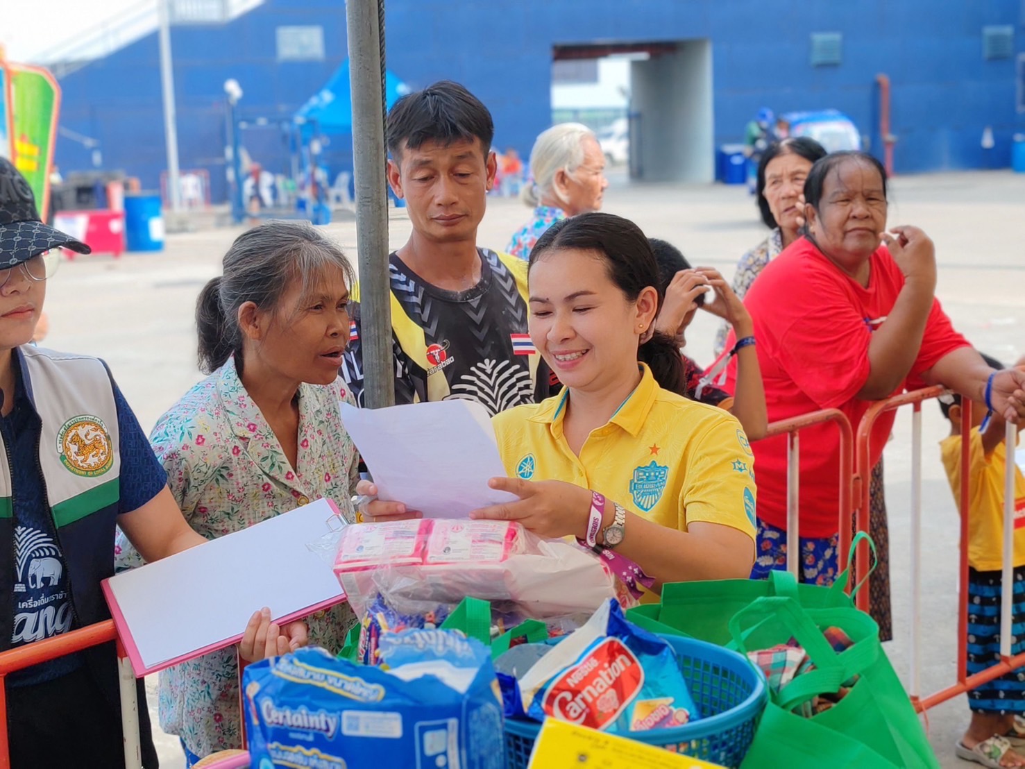 🔆พช.บุรีรัมย์🔆 GROWTH TEAM BURIRAM สร้างสรรค์ สร้างสุข : ร่วมด้วย ช่วยพี่น้องผู้ได้รับผลกระทบจากเหตุการณ์ การสู้รบตามแนวชายแดนอำเภอบ้านกรวดและอำเภอละหานทราย (วันที่11)