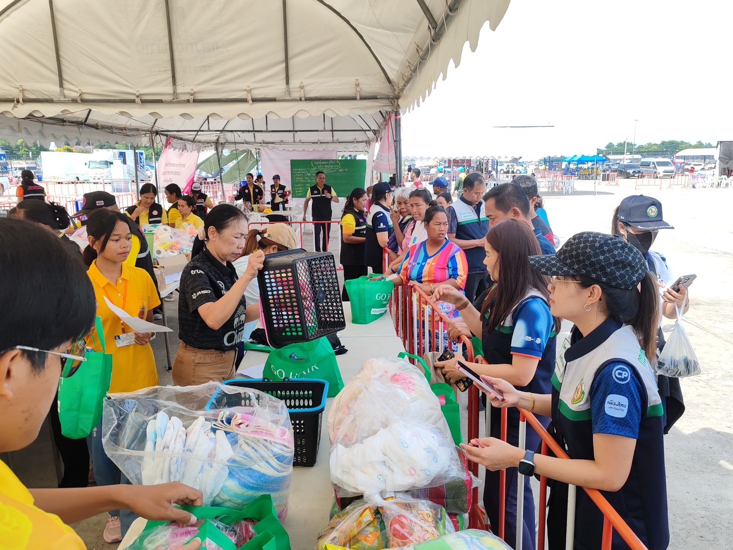 🔆พช.บุรีรัมย์🔆 GROWTH TEAM BURIRAM สร้างสรรค์ สร้างสุข : ร่วมด้วย ช่วยพี่น้องผู้ได้รับผลกระทบจากเหตุการณ์ การสู้รบตามแนวชายแดนอำเภอบ้านกรวดและอำเภอละหานทราย (วันที่11)