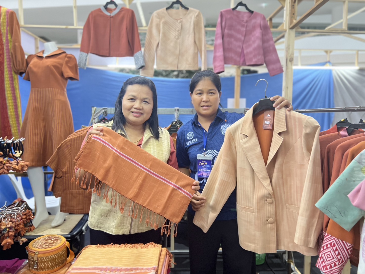 🔆พช.บุรีรัมย์🔆 GROWTH TEAM BURIRAM : เยี่ยมชม ให้กำลังใจ กลุ่มผู้ผลิตผู้ประกอบการ OTOP QuadrantD ในการจัดแสดงและจำหน่ายผลิตภัณฑ์OTOP ภายใต้โครงการพัฒนาผลิตภัณฑ์ OTOP กลุ่มปรับตัวสู่การพัฒนา (Quadrant D) ให้มีคุณภาพมาตรฐาน