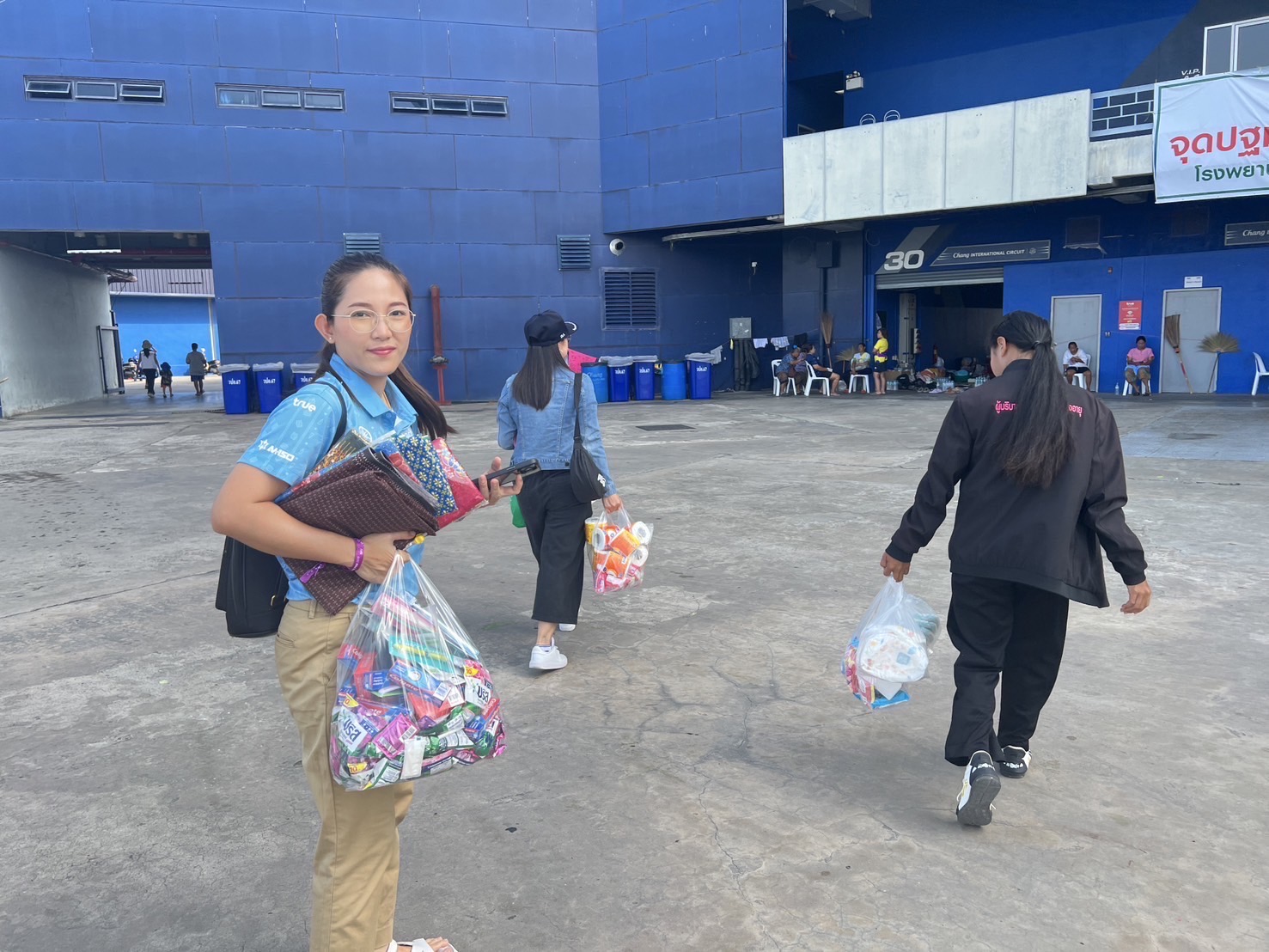 🔆พช.บุรีรัมย์🔆 GROWTH TEAM BURIRAM สร้างสรรค์ สร้างสุข : ร่วมด้วย ช่วยพี่น้องผู้ได้รับผลกระทบจากเหตุการณ์ การสู้รบตามแนวชายแดนอำเภอบ้านกรวดและอำเภอละหานทราย (วันที่10)