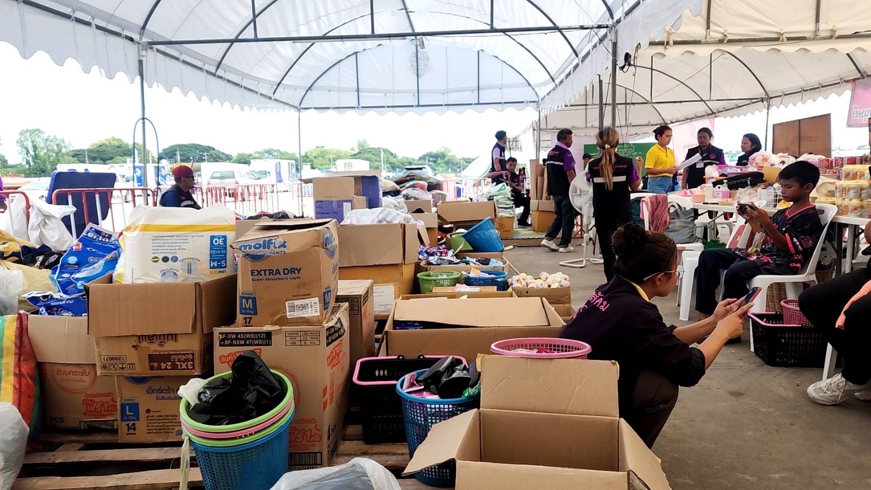 🔆พช.บุรีรัมย์🔆 GROWTH TEAM BURIRAM สร้างสรรค์ สร้างสุข : ร่วมด้วย ช่วยพี่น้องผู้ได้รับผลกระทบจากเหตุการณ์ การสู้รบตามแนวชายแดนอำเภอบ้านกรวดและอำเภอละหานทราย (วันที่10)