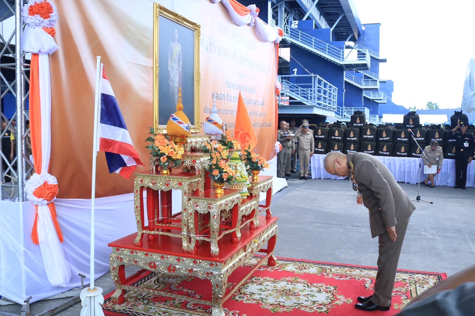 🔆พช.บุรีรัมย์🔆 GROWTH TEAM BURIRAM สร้างสรรค์ สร้างสุข : ร่วมในพิธีเชิญถุงพระราชทานช่วยเหลือประชาชนที่ได้รับผลกระทบจากสถานการณ์ชายแดนไทย-กัมพูชา ของจังหวัดบุรีรัมย์