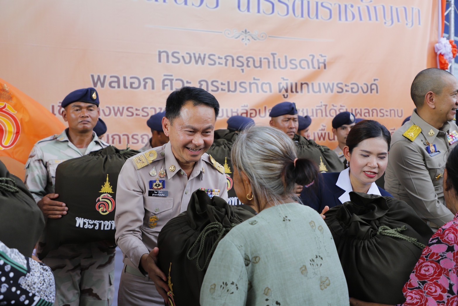🔆พช.บุรีรัมย์🔆 GROWTH TEAM BURIRAM สร้างสรรค์ สร้างสุข : ร่วมในพิธีเชิญถุงพระราชทานช่วยเหลือประชาชนที่ได้รับผลกระทบจากสถานการณ์ชายแดนไทย-กัมพูชา ของจังหวัดบุรีรัมย์
