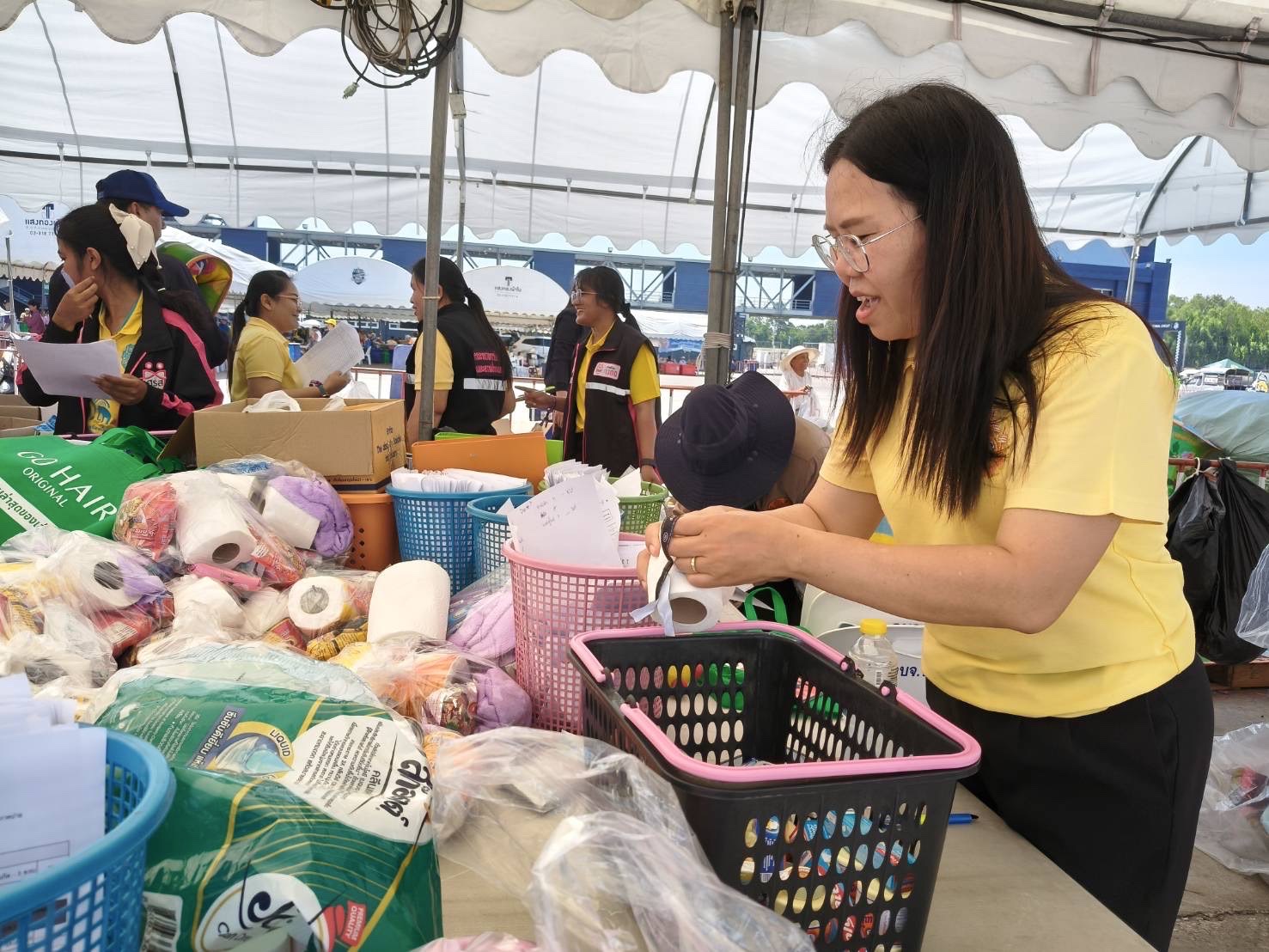 🔆พช.บุรีรัมย์🔆 GROWTH TEAM BURIRAM สร้างสรรค์ สร้างสุข : ร่วมด้วย ช่วยพี่น้องผู้ได้รับผลกระทบจากเหตุการณ์ การสู้รบตามแนวชายแดนอำเภอบ้านกรวดและอำเภอละหานทราย (วันที่12)