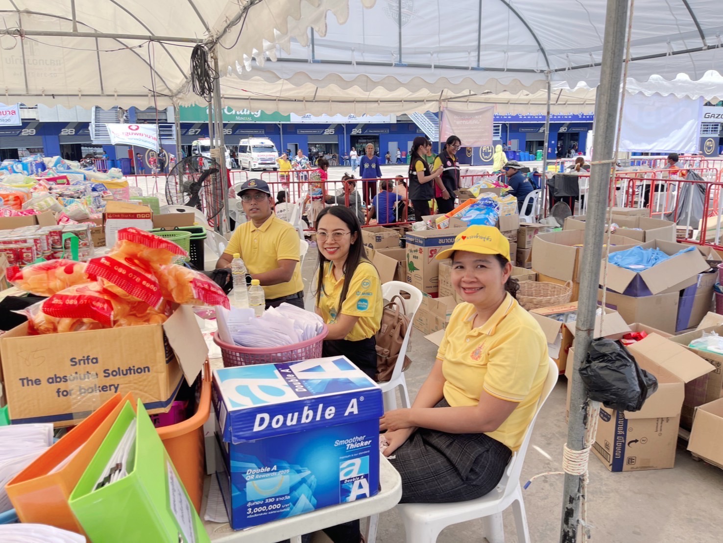 🔆พช.บุรีรัมย์🔆 GROWTH TEAM BURIRAM สร้างสรรค์ สร้างสุข : ร่วมด้วย ช่วยพี่น้องผู้ได้รับผลกระทบจากเหตุการณ์ การสู้รบตามแนวชายแดนอำเภอบ้านกรวดและอำเภอละหานทราย (วันที่12)