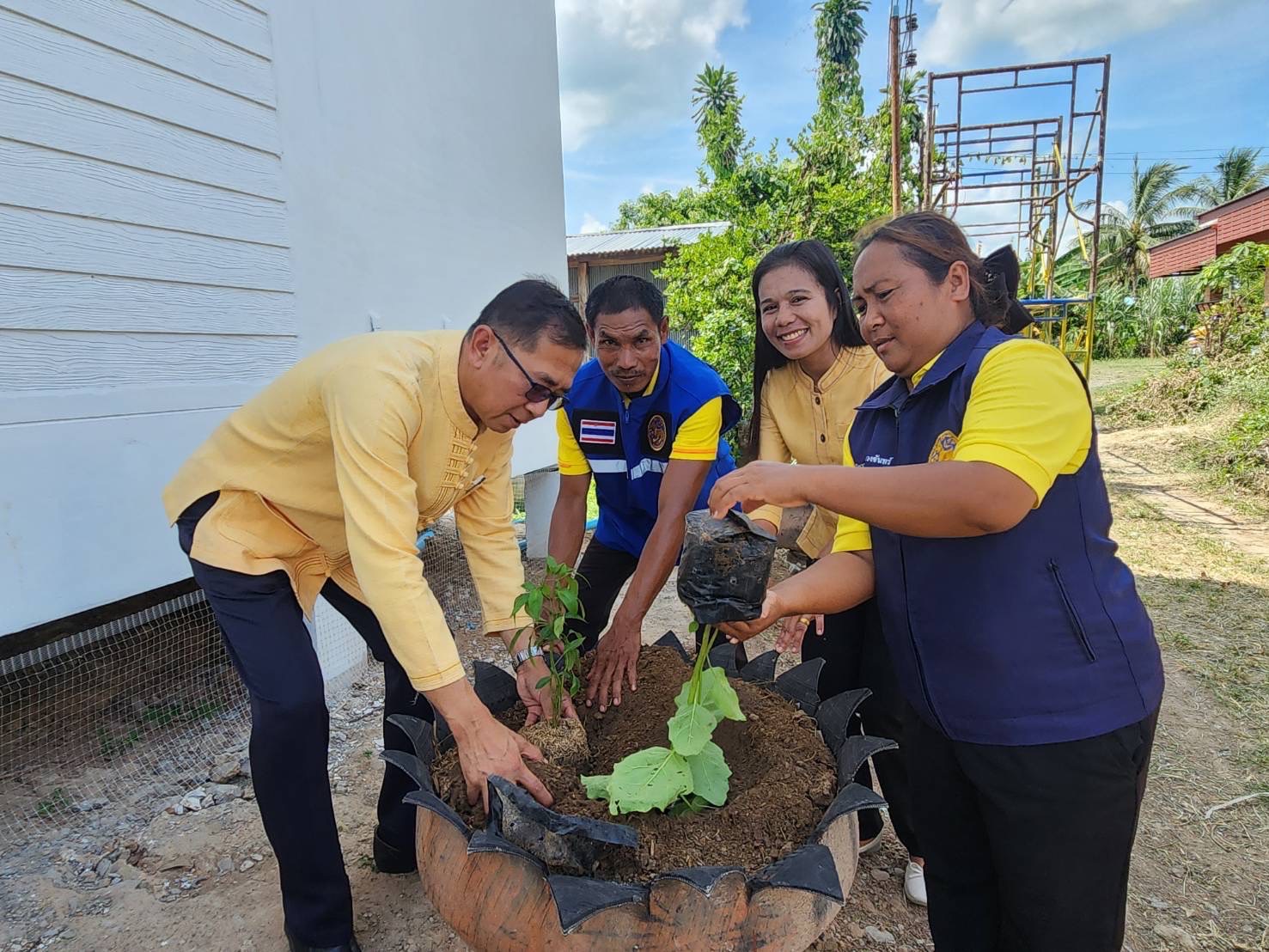 🔆พช.บุรีรัมย์🔆GROWTH TEAM BURIRAM สร้างสรรค์ สร้างสุข : มอบบ้านตามโครงการบ้านห่วงใยจากใจ GLO เพื่อสร้างโอกาสความเสมอภาคทางสังคม และลดความเหลื่อมล้ำความยากจนในมิติด้านความเป็นอยู่ตามระบบ TPMAP