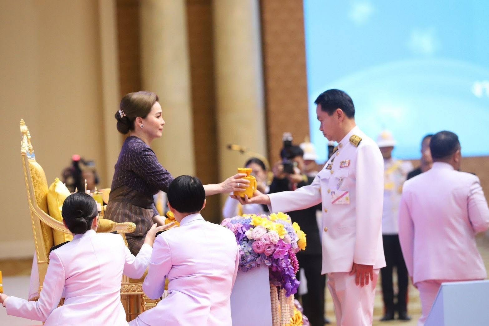พช.บุรีรัมย์🔆 GROWTH TEAM BURIRAM สร้างสรรค์ สร้างสุข : ร่วมมหกรรมกองทุนแม่ของแผ่นดิน ประจำปี 2568 “ก้าวสู่ทศวรรษที่ 3 อ้อมกอดของแม่”
