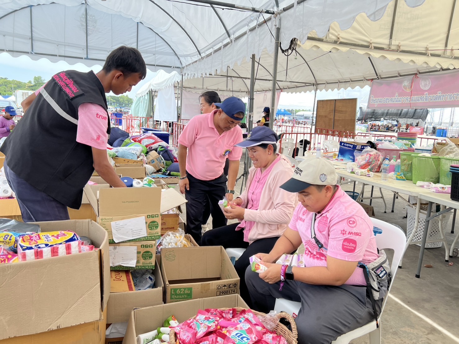 🔆พช.บุรีรัมย์🔆 GROWTH TEAM BURIRAM สร้างสรรค์ สร้างสุข : ร่วมด้วย ช่วยพี่น้องผู้ได้รับผลกระทบจากเหตุการณ์ การสู้รบตามแนวชายแดนอำเภอบ้านกรวดและอำเภอละหานทราย (วันที่13)