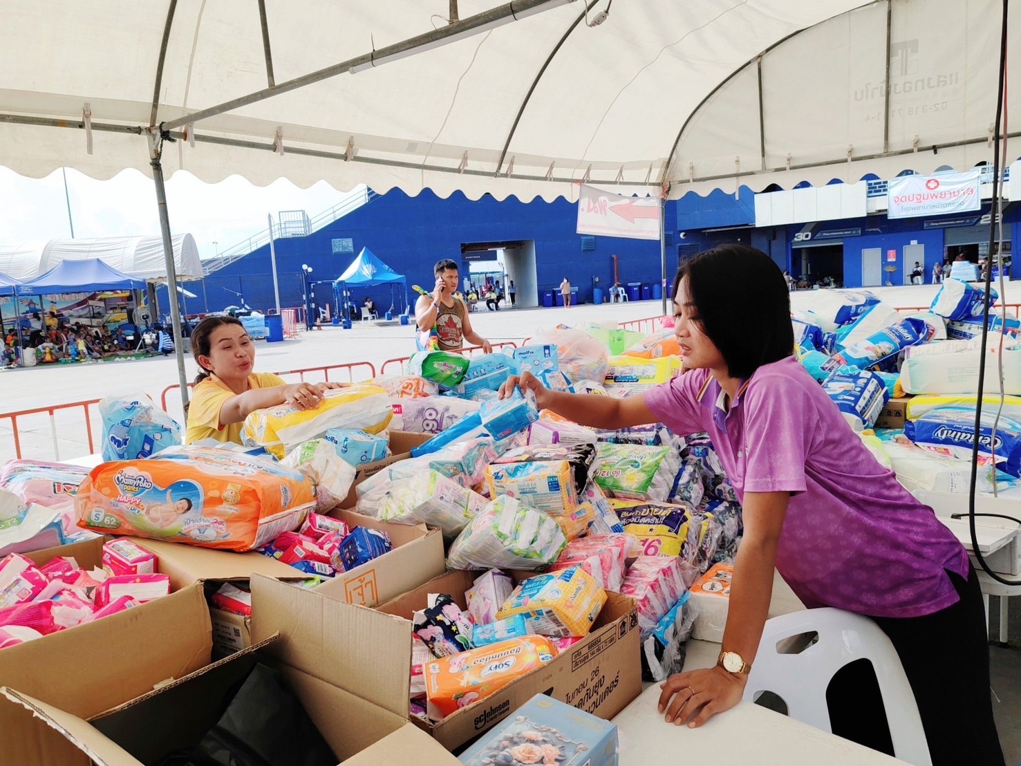 🔆พช.บุรีรัมย์🔆 GROWTH TEAM BURIRAM สร้างสรรค์ สร้างสุข : ร่วมด้วย ช่วยพี่น้องผู้ได้รับผลกระทบจากเหตุการณ์ การสู้รบตามแนวชายแดนอำเภอบ้านกรวดและอำเภอละหานทราย (วันที่13)