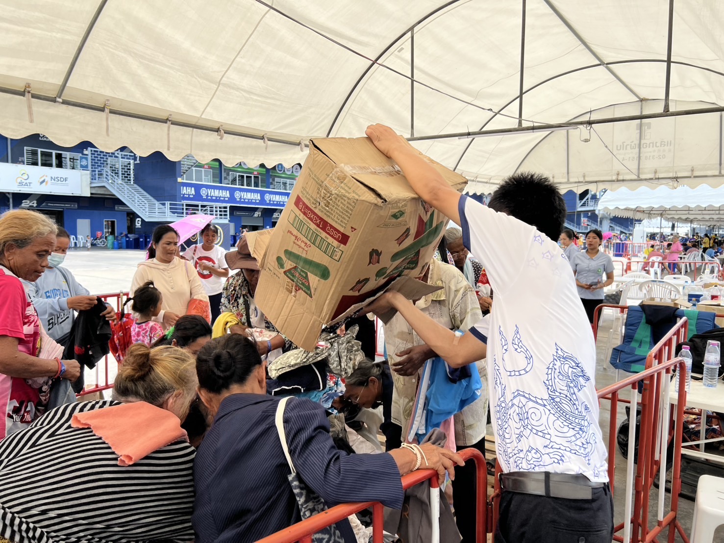 🔆พช.บุรีรัมย์🔆 GROWTH TEAM BURIRAM สร้างสรรค์ สร้างสุข : ร่วมด้วย ช่วยพี่น้องผู้ได้รับผลกระทบจากเหตุการณ์ การสู้รบตามแนวชายแดนอำเภอบ้านกรวดและอำเภอละหานทราย (วันที่13)