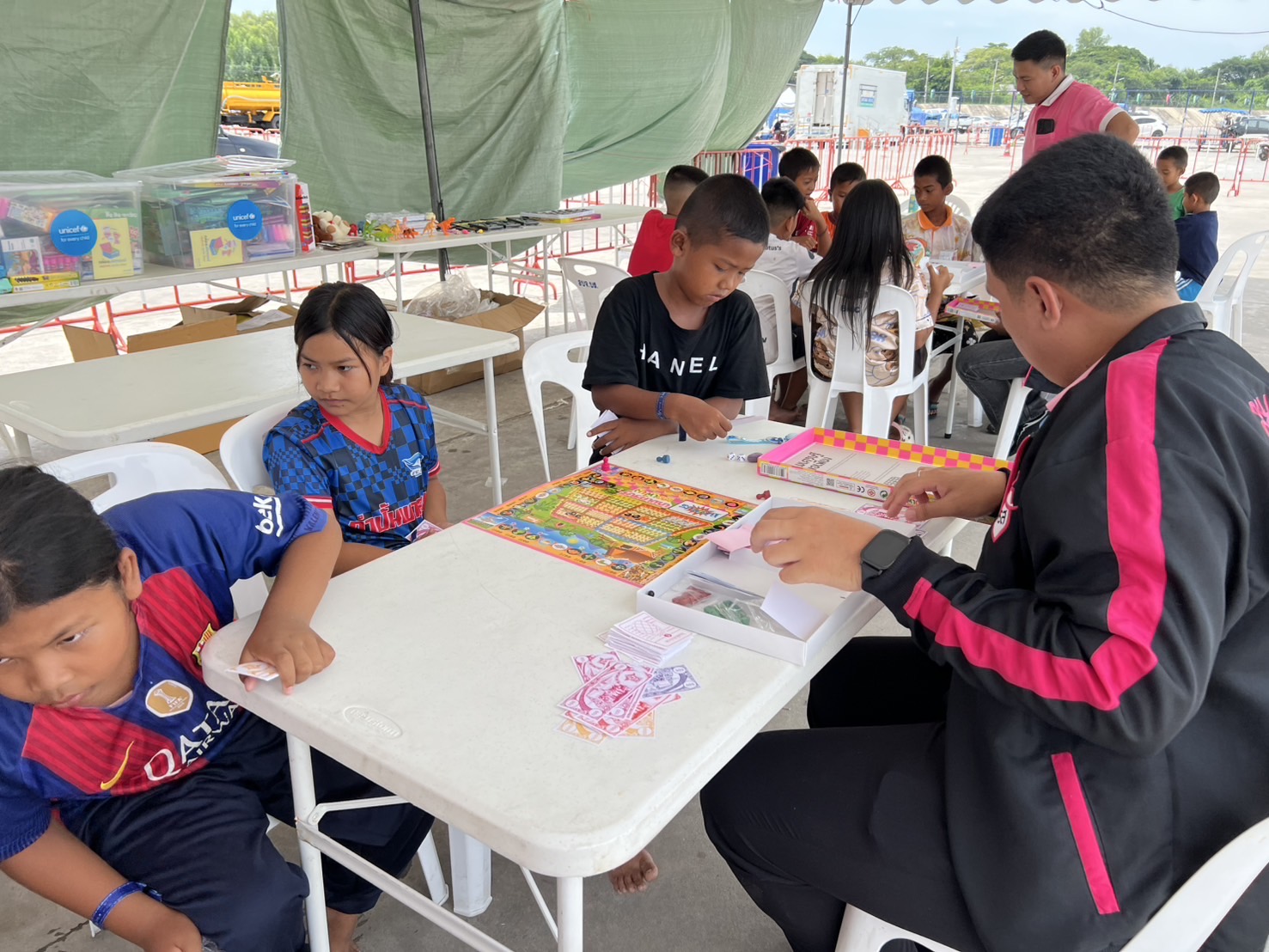 🔆พช.บุรีรัมย์🔆 GROWTH TEAM BURIRAM สร้างสรรค์ สร้างสุข : ร่วมด้วย ช่วยพี่น้องผู้ได้รับผลกระทบจากเหตุการณ์ การสู้รบตามแนวชายแดนอำเภอบ้านกรวดและอำเภอละหานทราย (วันที่13)