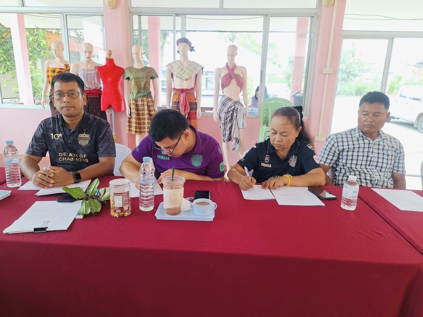 🔆พช.บุรีรัมย์🔆 GROWTH TEAM BURIRAM สร้างสรรค์ สร้างสุข : ประชุมเตรียมความพร้อมการคัดเลือกหมู่บ้านหัตถกรรมดีเด่น “หม่อมงามจิตต์ บุรฉัตร” รางวัลสร้างเสริมคนดีมีคุณธรรม ประจำปี 2568