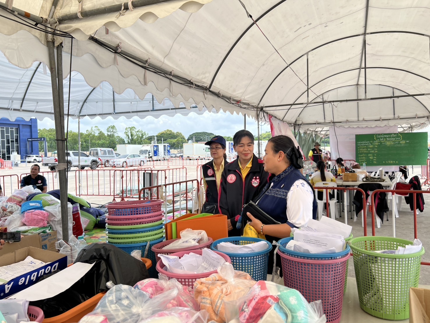 🔆พช.บุรีรัมย์🔆 GROWTH TEAM BURIRAM สร้างสรรค์ สร้างสุข : ร่วมด้วย ช่วยพี่น้องผู้ได้รับผลกระทบจากเหตุการณ์ การสู้รบตามแนวชายแดนอำเภอบ้านกรวดและอำเภอละหานทราย (วันที่14)