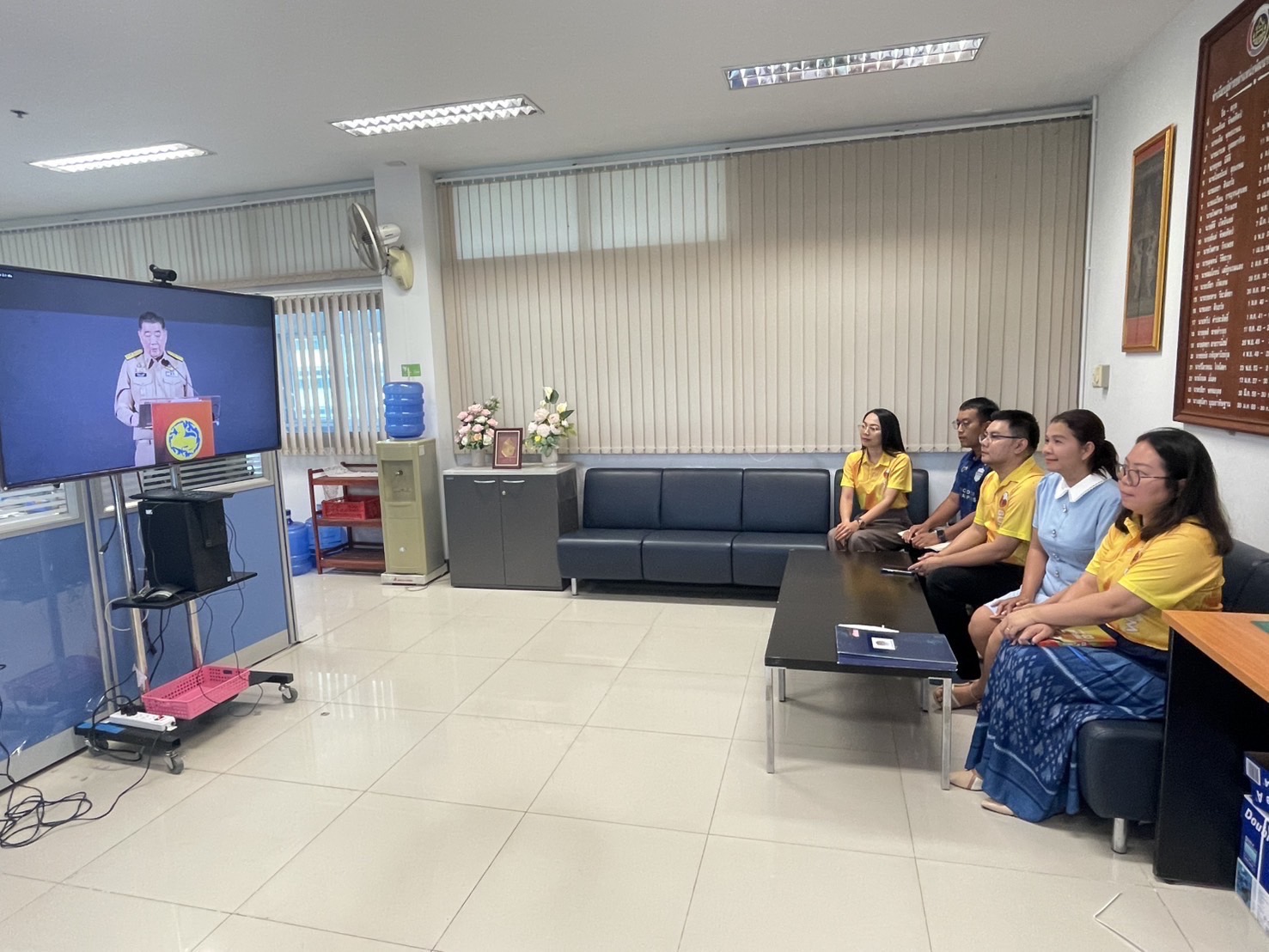 🔆พช.บุรีรัมย์🔆 GROWTH TEAM BURIRAM สร้างสรรค์ สร้างสุข : ร่วมด้วย ช่วยพี่น้องผู้ได้รับผลกระทบจากเหตุการณ์ การสู้รบตามแนวชายแดนอำเภอบ้านกรวดและอำเภอละหานทราย (วันที่15)