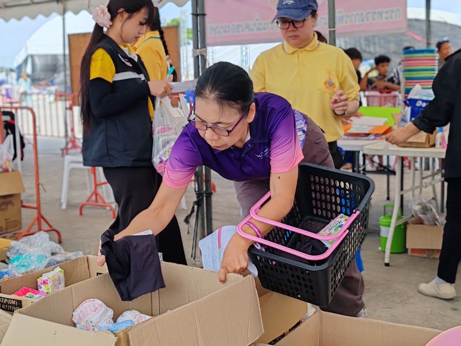 🔆พช.บุรีรัมย์🔆 GROWTH TEAM BURIRAM สร้างสรรค์ สร้างสุข : ร่วมด้วย ช่วยพี่น้องผู้ได้รับผลกระทบจากเหตุการณ์ การสู้รบตามแนวชายแดนอำเภอบ้านกรวดและอำเภอละหานทราย (วันที่15)