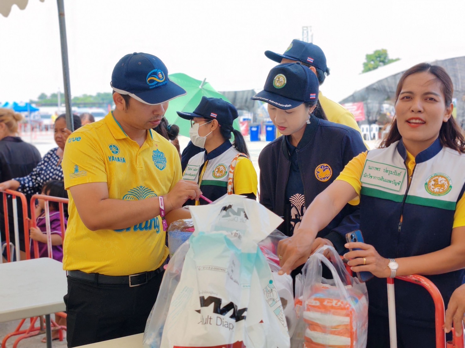 🔆พช.บุรีรัมย์🔆 GROWTH TEAM BURIRAM สร้างสรรค์ สร้างสุข : ร่วมด้วย ช่วยพี่น้องผู้ได้รับผลกระทบจากเหตุการณ์ การสู้รบตามแนวชายแดนอำเภอบ้านกรวดและอำเภอละหานทราย (วันที่15)