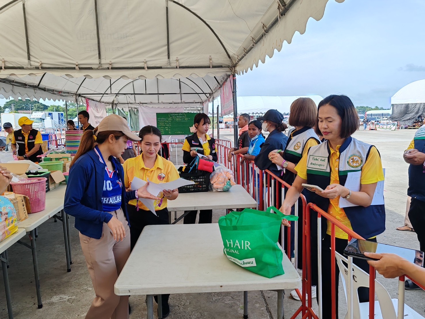 🔆พช.บุรีรัมย์🔆 GROWTH TEAM BURIRAM สร้างสรรค์ สร้างสุข : ร่วมด้วย ช่วยพี่น้องผู้ได้รับผลกระทบจากเหตุการณ์ การสู้รบตามแนวชายแดนอำเภอบ้านกรวดและอำเภอละหานทราย (วันที่15)