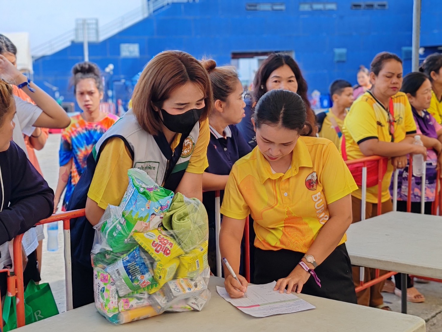🔆พช.บุรีรัมย์🔆 GROWTH TEAM BURIRAM สร้างสรรค์ สร้างสุข : ร่วมด้วย ช่วยพี่น้องผู้ได้รับผลกระทบจากเหตุการณ์ การสู้รบตามแนวชายแดนอำเภอบ้านกรวดและอำเภอละหานทราย (วันที่15)