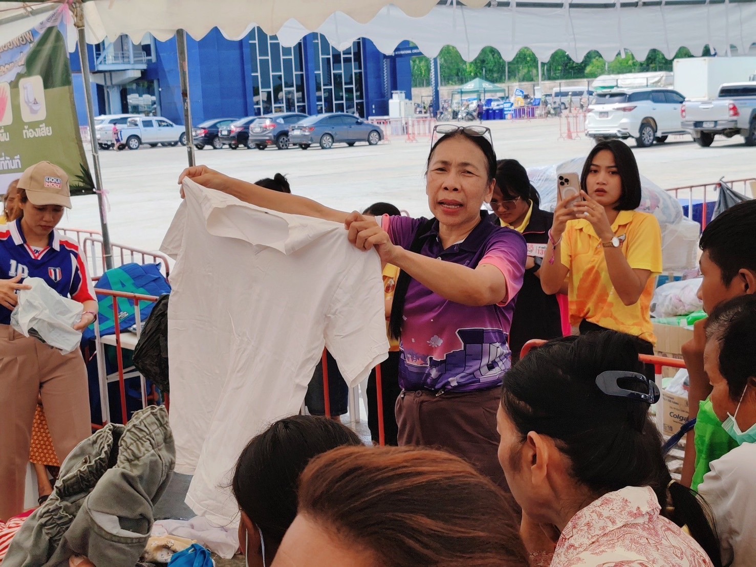 🔆พช.บุรีรัมย์🔆 GROWTH TEAM BURIRAM สร้างสรรค์ สร้างสุข : ร่วมด้วย ช่วยพี่น้องผู้ได้รับผลกระทบจากเหตุการณ์ การสู้รบตามแนวชายแดนอำเภอบ้านกรวดและอำเภอละหานทราย (วันที่15)