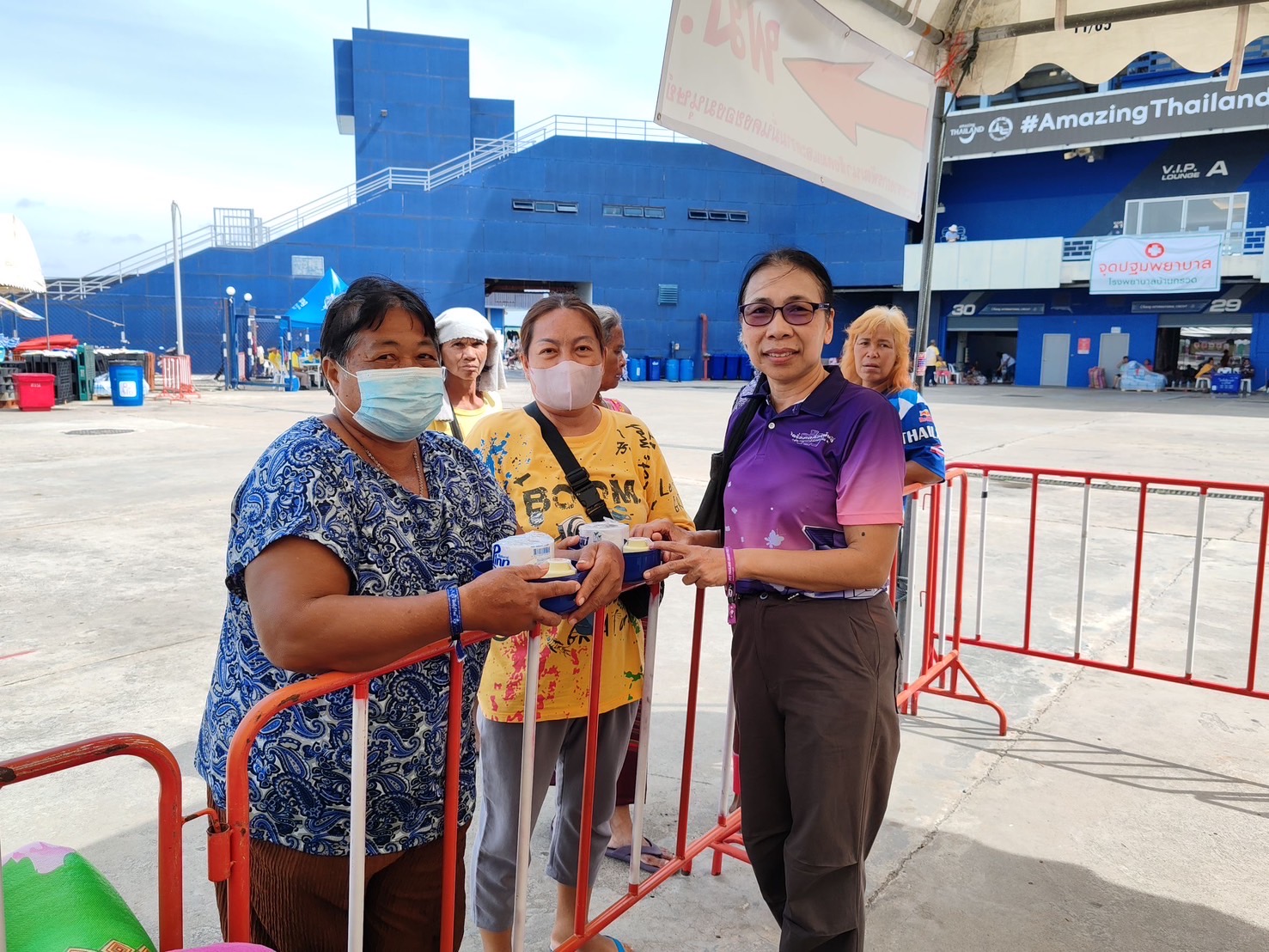 🔆พช.บุรีรัมย์🔆 GROWTH TEAM BURIRAM สร้างสรรค์ สร้างสุข : ร่วมด้วย ช่วยพี่น้องผู้ได้รับผลกระทบจากเหตุการณ์ การสู้รบตามแนวชายแดนอำเภอบ้านกรวดและอำเภอละหานทราย (วันที่15)