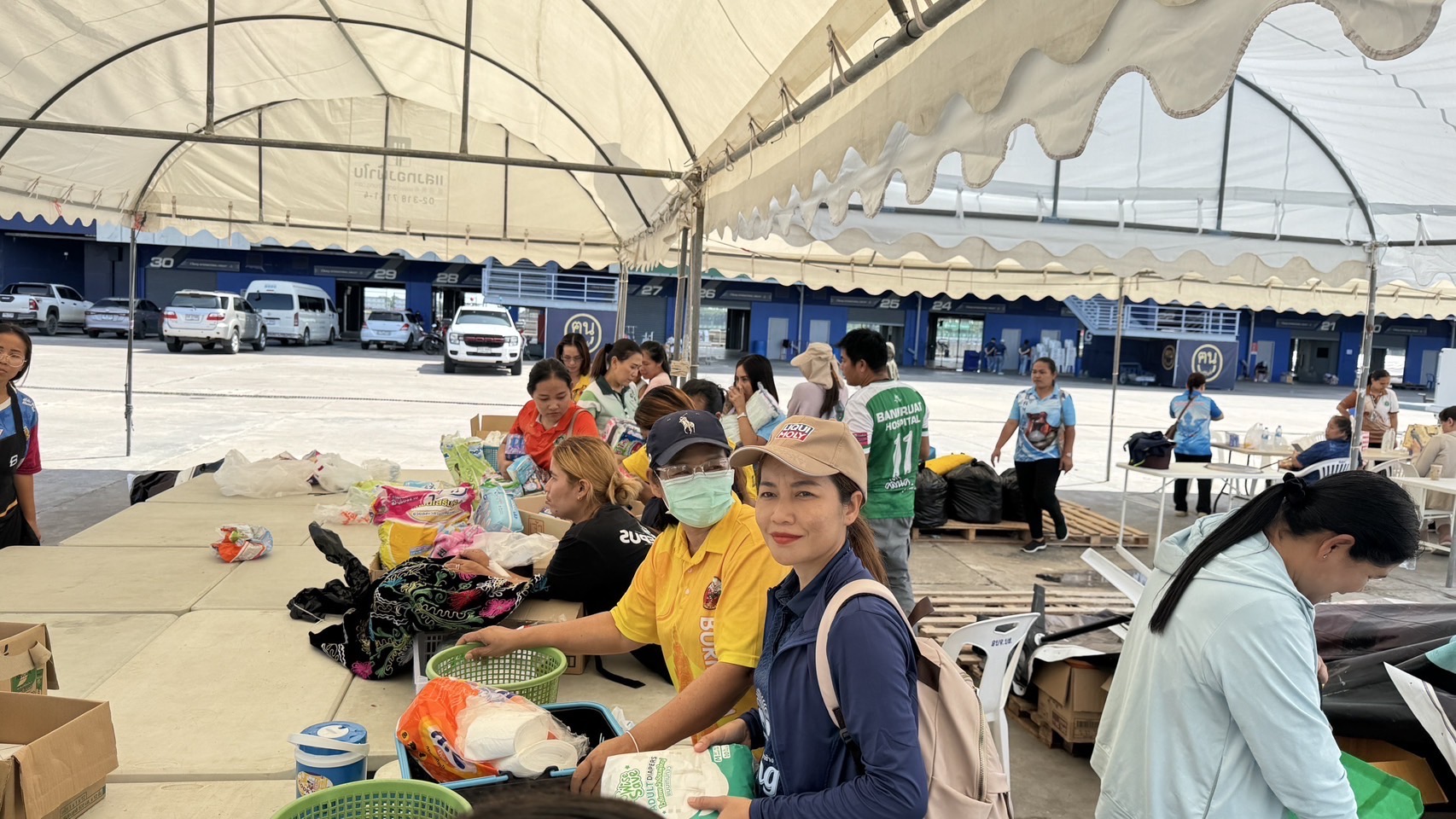🔆พช.บุรีรัมย์🔆 GROWTH TEAM BURIRAM สร้างสรรค์ สร้างสุข : ส่งท้าย ช่วยพี่น้องผู้ได้รับผลกระทบจากเหตุการณ์ การสู้รบตามแนวชายแดนอำเภอบ้านกรวดและอำเภอละหานทราย (วันที่17)