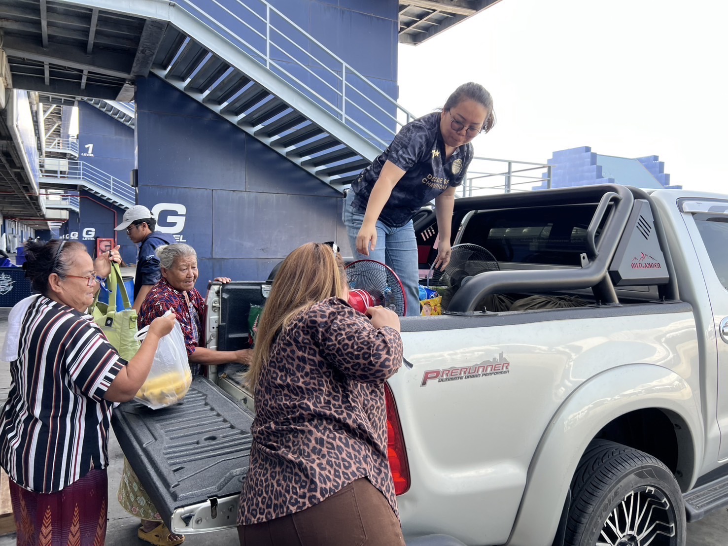 🔆พช.บุรีรัมย์🔆 GROWTH TEAM BURIRAM สร้างสรรค์ สร้างสุข : ส่งท้าย ช่วยพี่น้องผู้ได้รับผลกระทบจากเหตุการณ์ การสู้รบตามแนวชายแดนอำเภอบ้านกรวดและอำเภอละหานทราย (วันที่17)