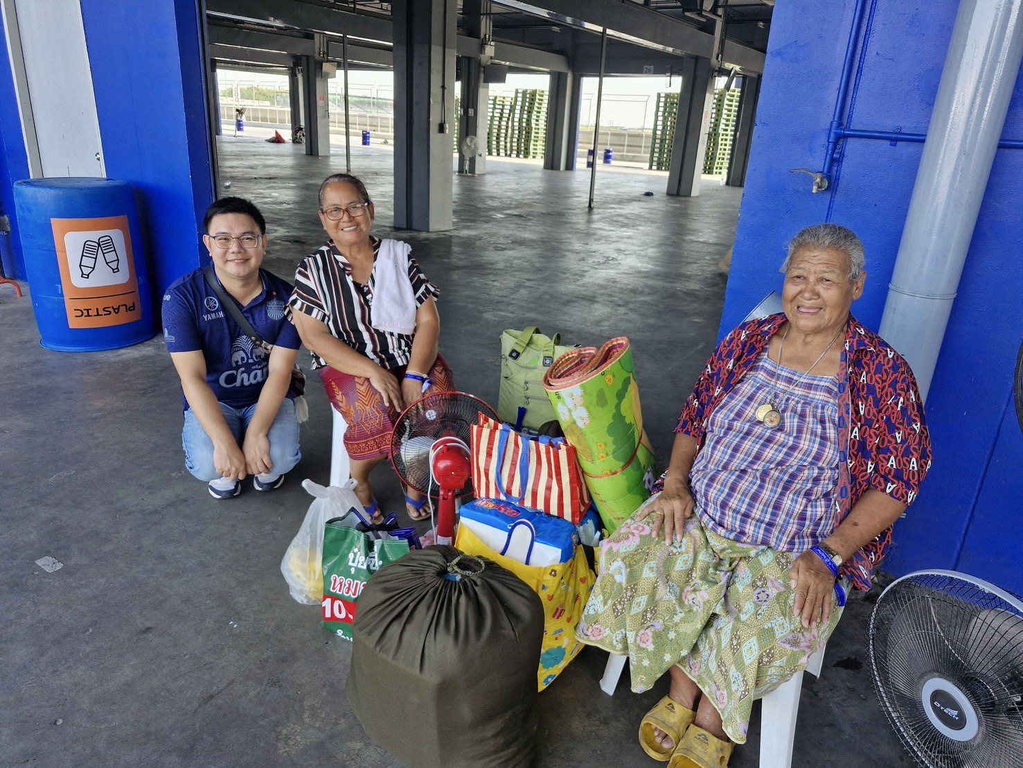 🔆พช.บุรีรัมย์🔆 GROWTH TEAM BURIRAM สร้างสรรค์ สร้างสุข : ส่งท้าย ช่วยพี่น้องผู้ได้รับผลกระทบจากเหตุการณ์ การสู้รบตามแนวชายแดนอำเภอบ้านกรวดและอำเภอละหานทราย (วันที่17)