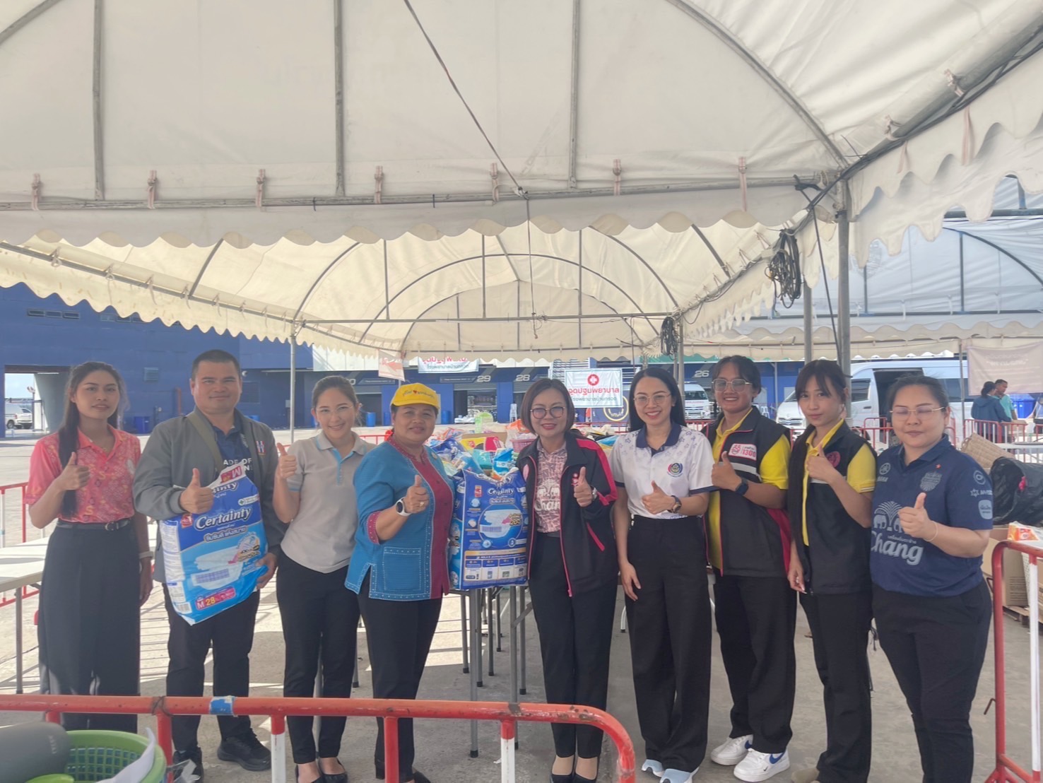 🔆พช.บุรีรัมย์🔆 GROWTH TEAM BURIRAM สร้างสรรค์ สร้างสุข : ร่วมด้วย ช่วยพี่น้องผู้ได้รับผลกระทบจากเหตุการณ์ การสู้รบตามแนวชายแดนอำเภอบ้านกรวดและอำเภอละหานทราย (วันที่16)