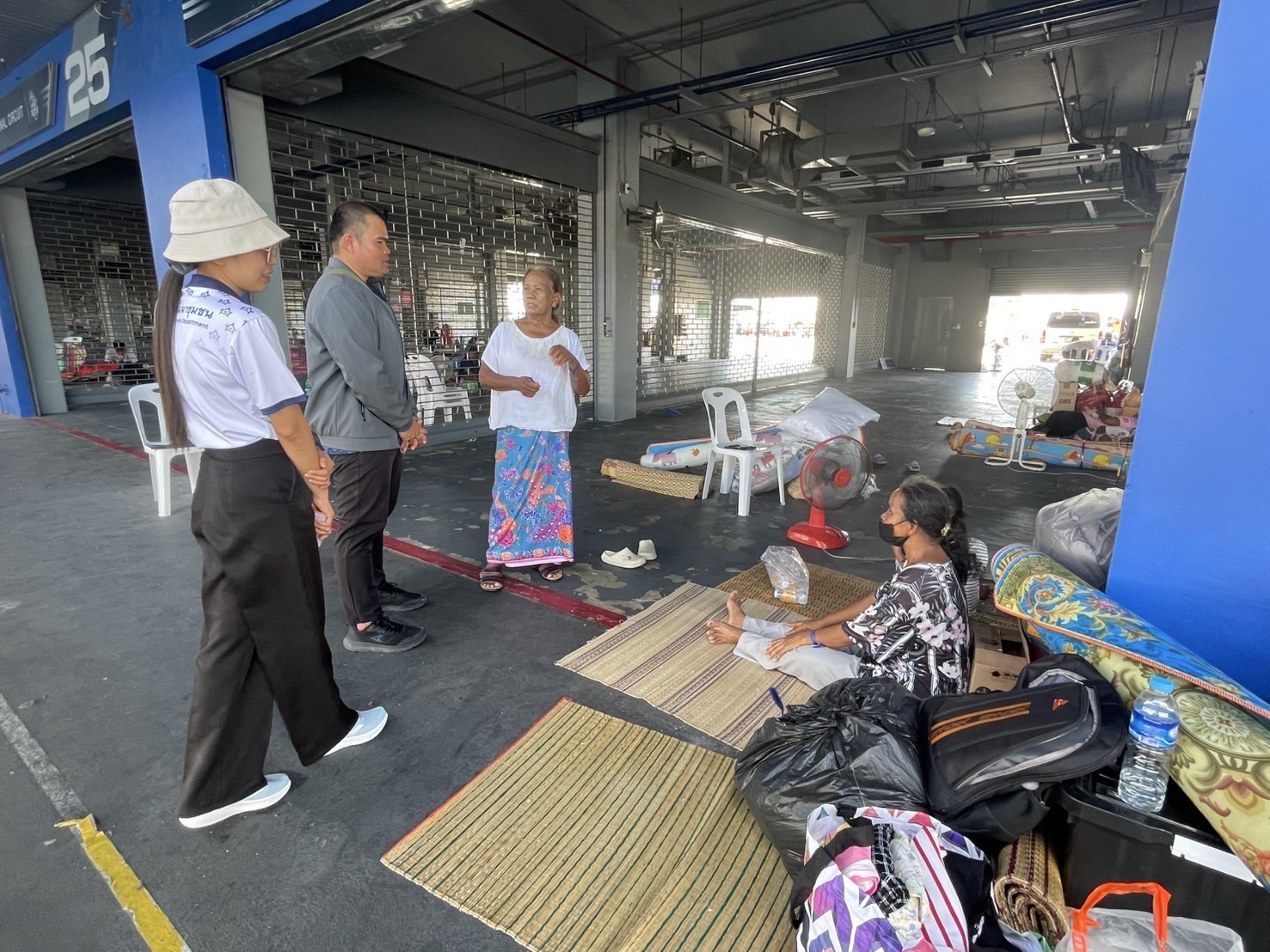🔆พช.บุรีรัมย์🔆 GROWTH TEAM BURIRAM สร้างสรรค์ สร้างสุข : ร่วมด้วย ช่วยพี่น้องผู้ได้รับผลกระทบจากเหตุการณ์ การสู้รบตามแนวชายแดนอำเภอบ้านกรวดและอำเภอละหานทราย (วันที่16)