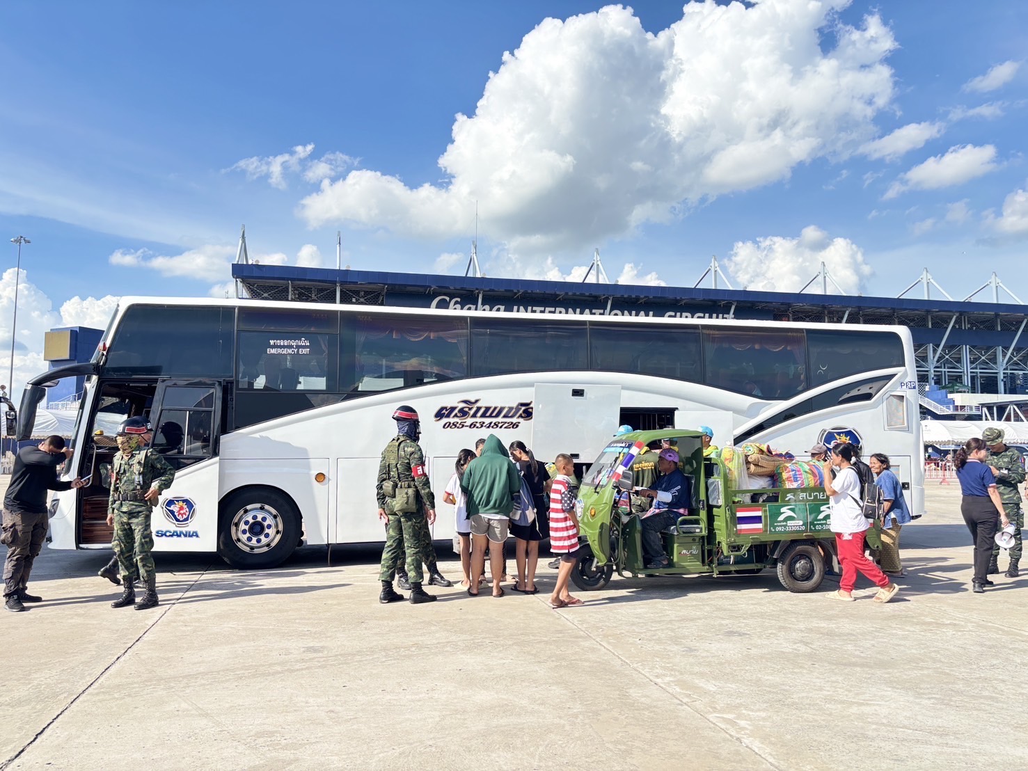 🔆พช.บุรีรัมย์🔆 GROWTH TEAM BURIRAM สร้างสรรค์ สร้างสุข : ร่วมด้วย ช่วยพี่น้องผู้ได้รับผลกระทบจากเหตุการณ์ การสู้รบตามแนวชายแดนอำเภอบ้านกรวดและอำเภอละหานทราย (วันที่16)